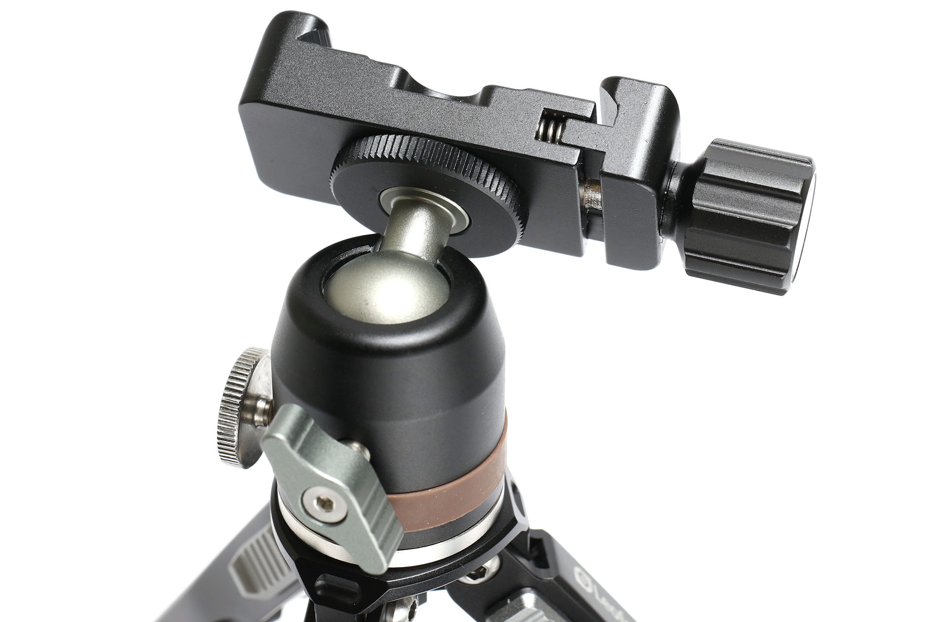 現状では自由雲台の上にアルカスイス互換マウントをねじ止めしている。使っていると、マウントのねじ止めがたまに緩んでしまう。まあ危険ってことでもないが、スッキリしない点だ。