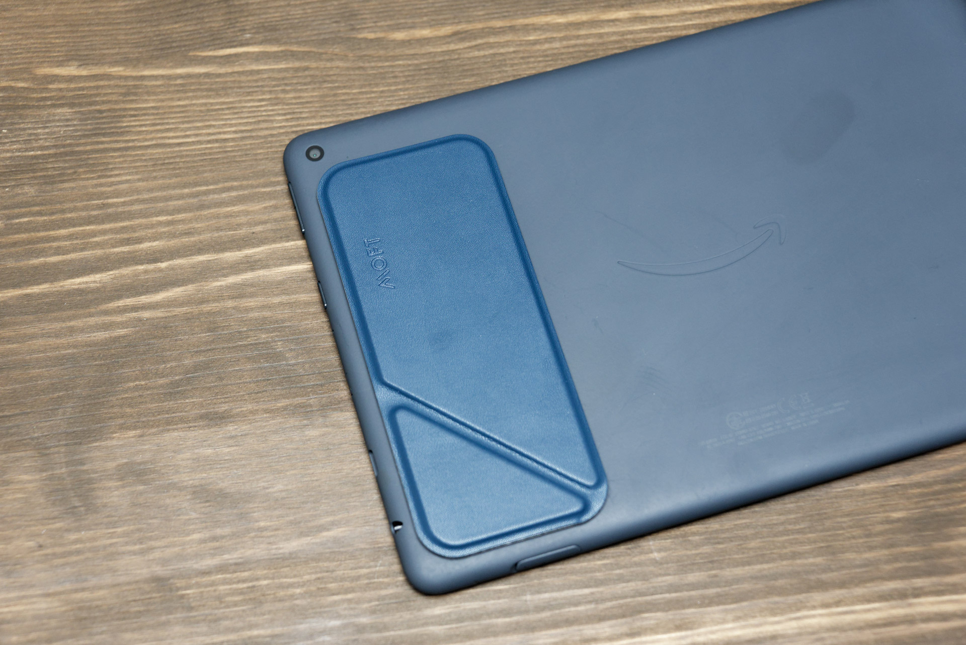 タブレットの背面に粘着テープで貼り付ける