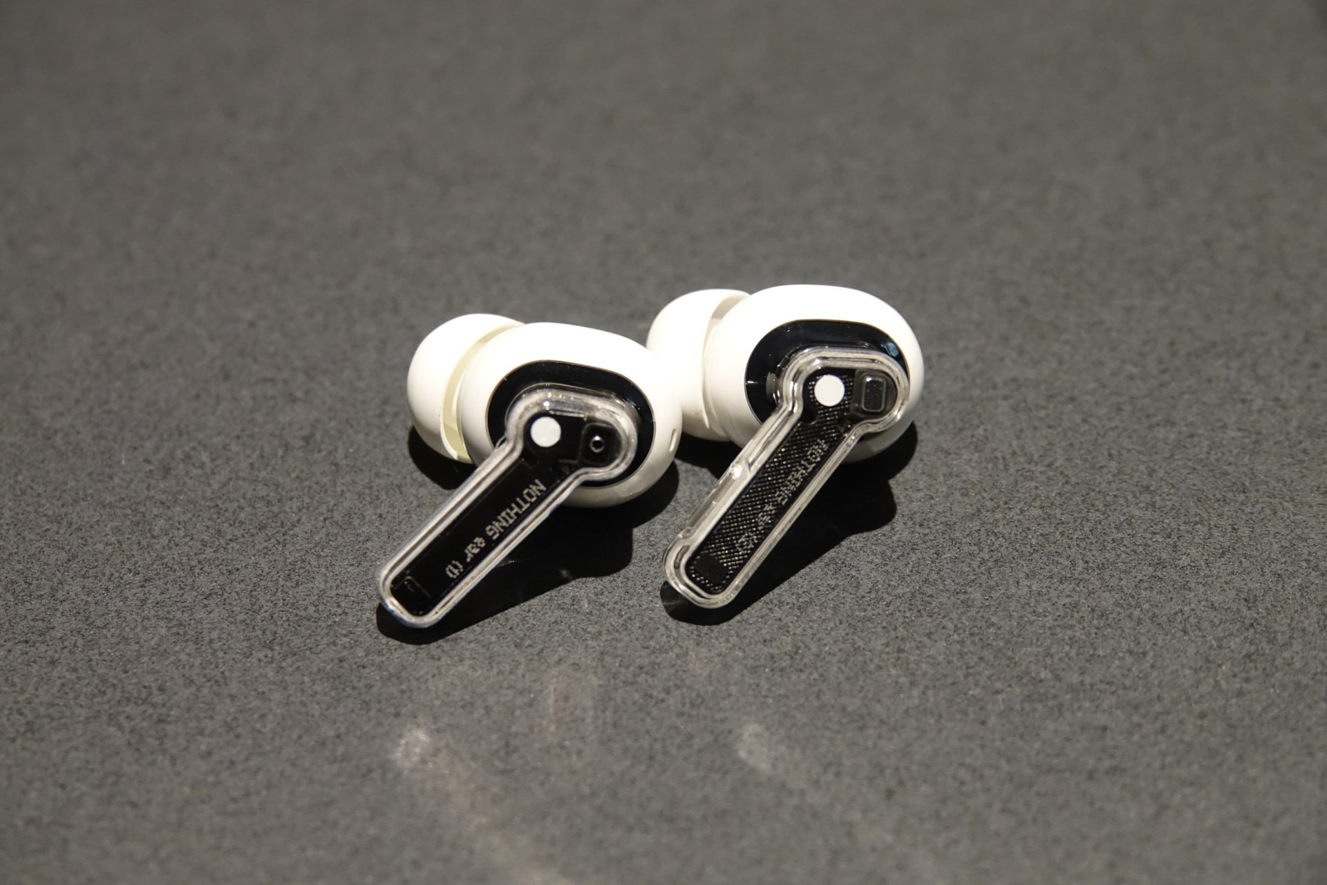 左＝Ear (1)。右＝Ear (2)