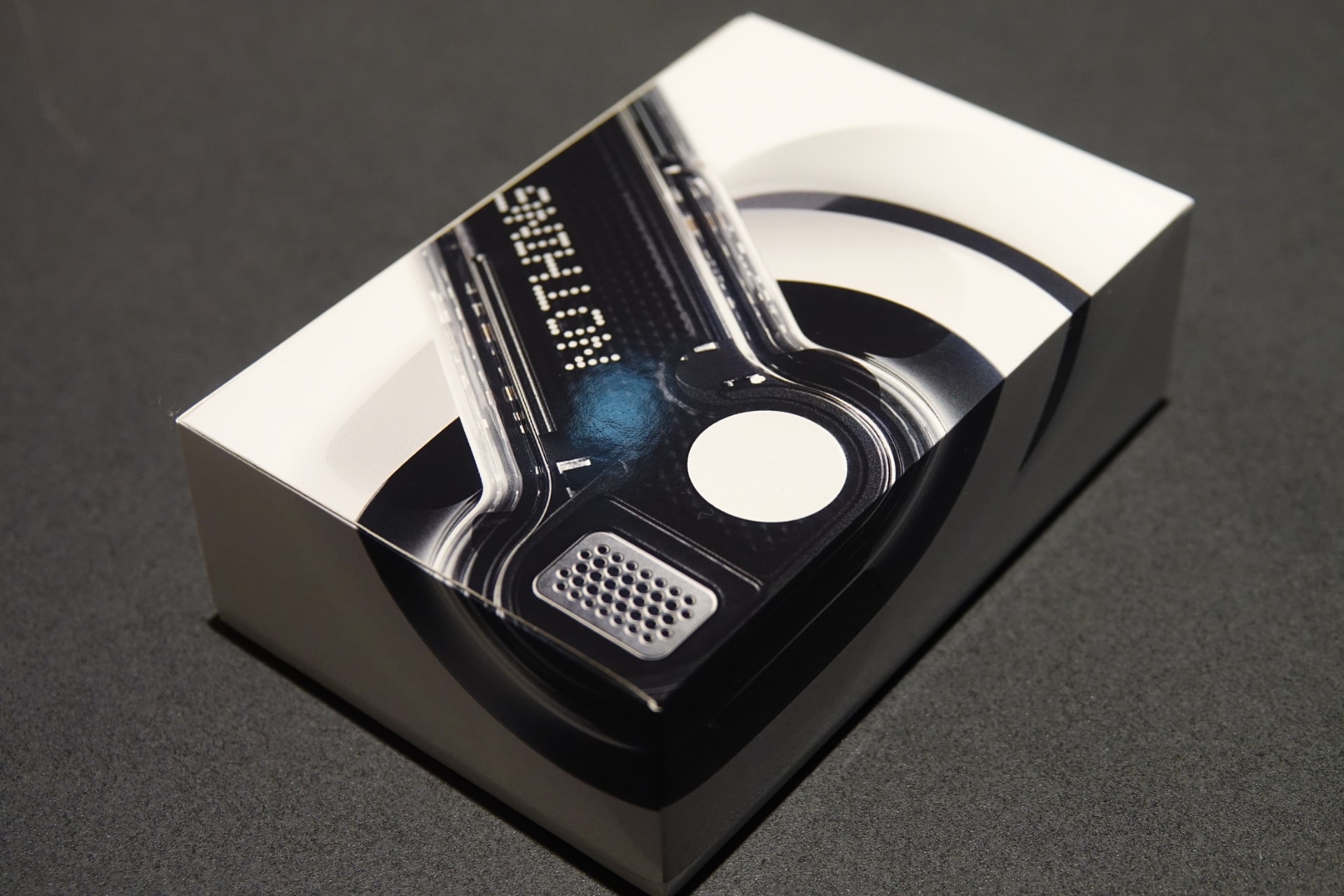 左＝Ear (1)。右＝Ear (2)