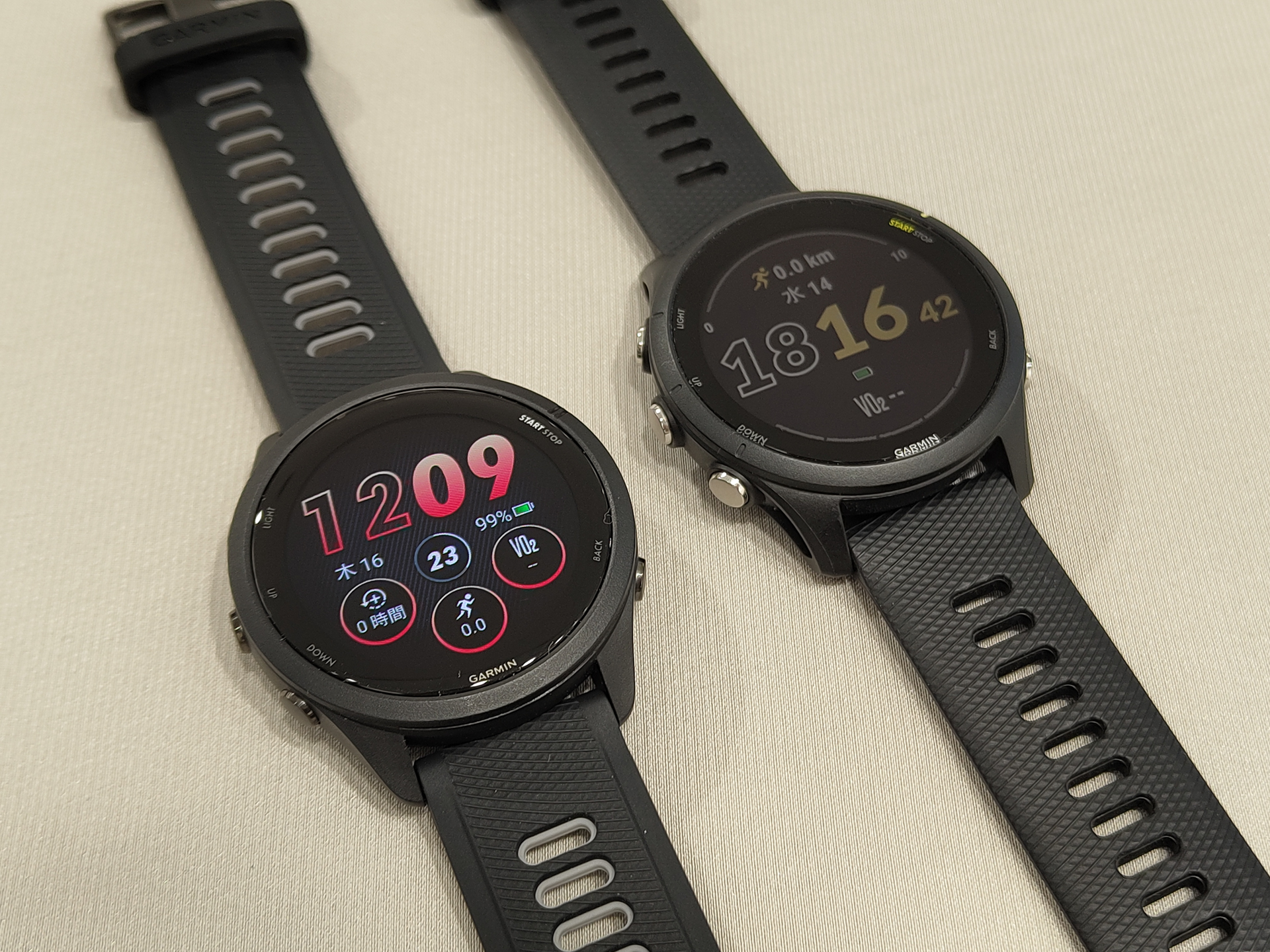 左：「Forerunner 265」、右：「Forerunner 255」。ディスプレイの鮮やかさが向上している
