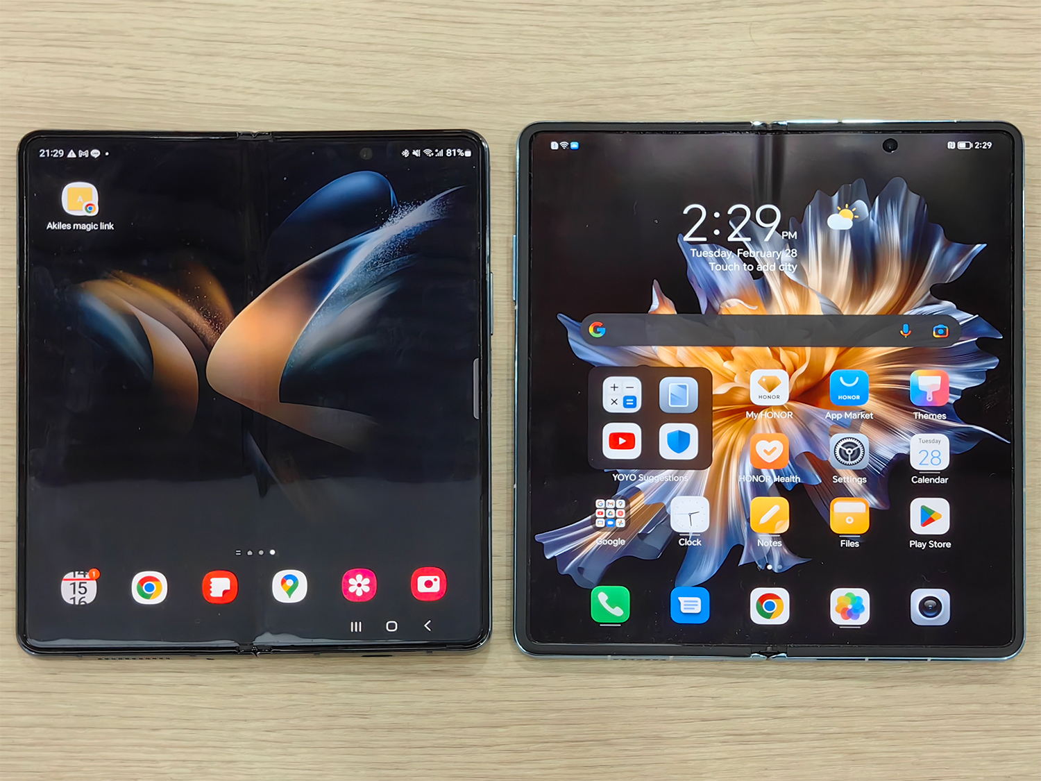 Galaxy Z Fold4（左）とMagic Vs（右）