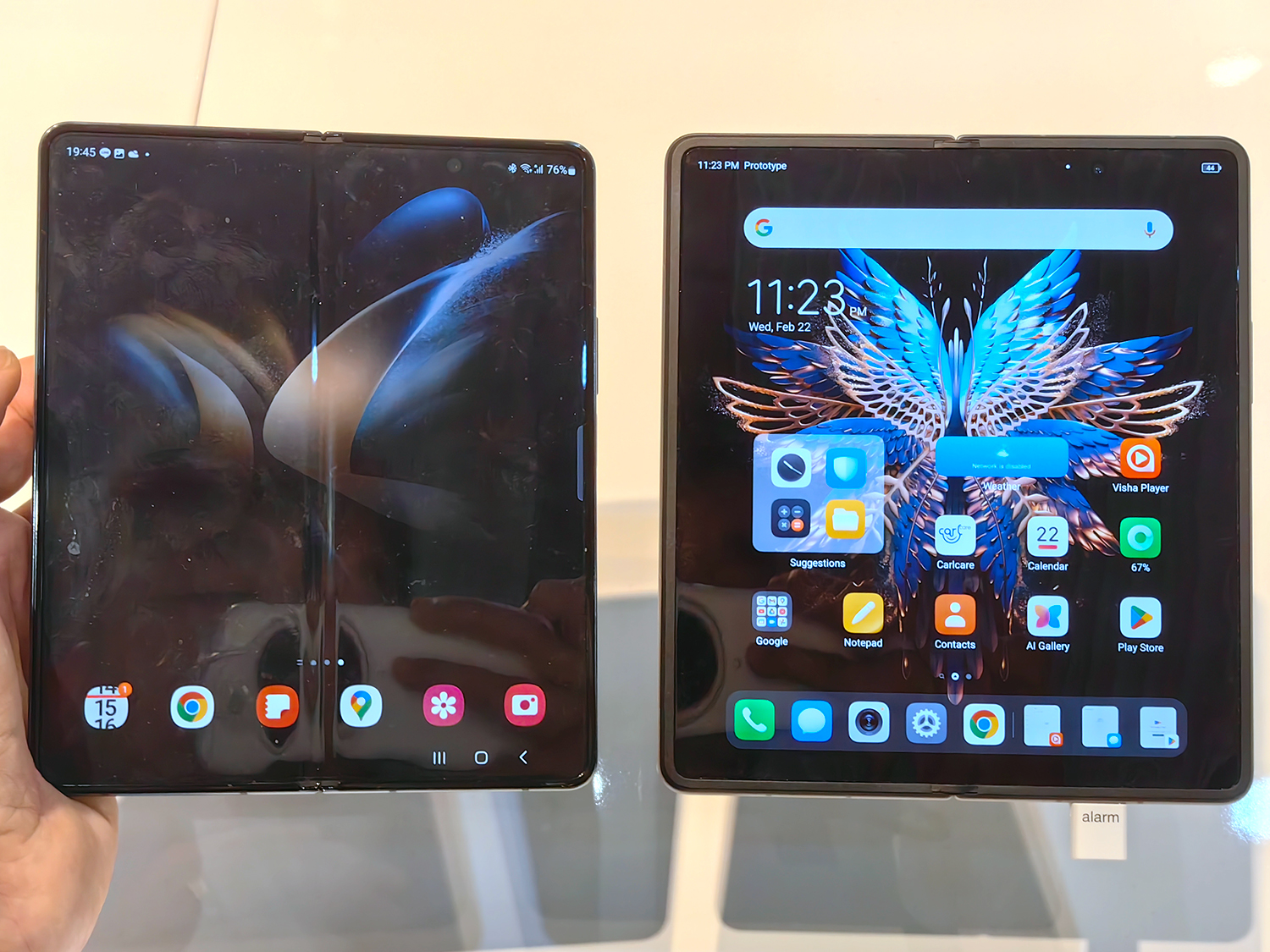 Galaxy Z Fold4（左）とPhantom V Fold（右）