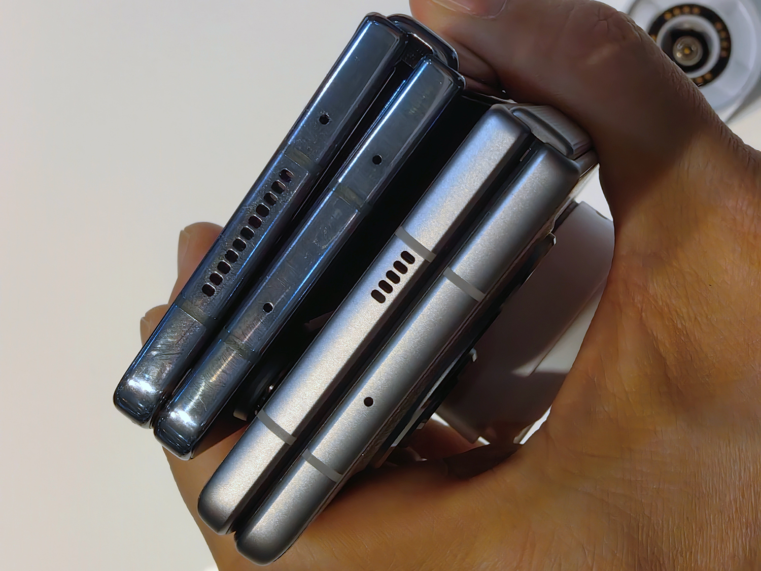 Galaxy Z Fold4（左）とPhantom V Fold（右）