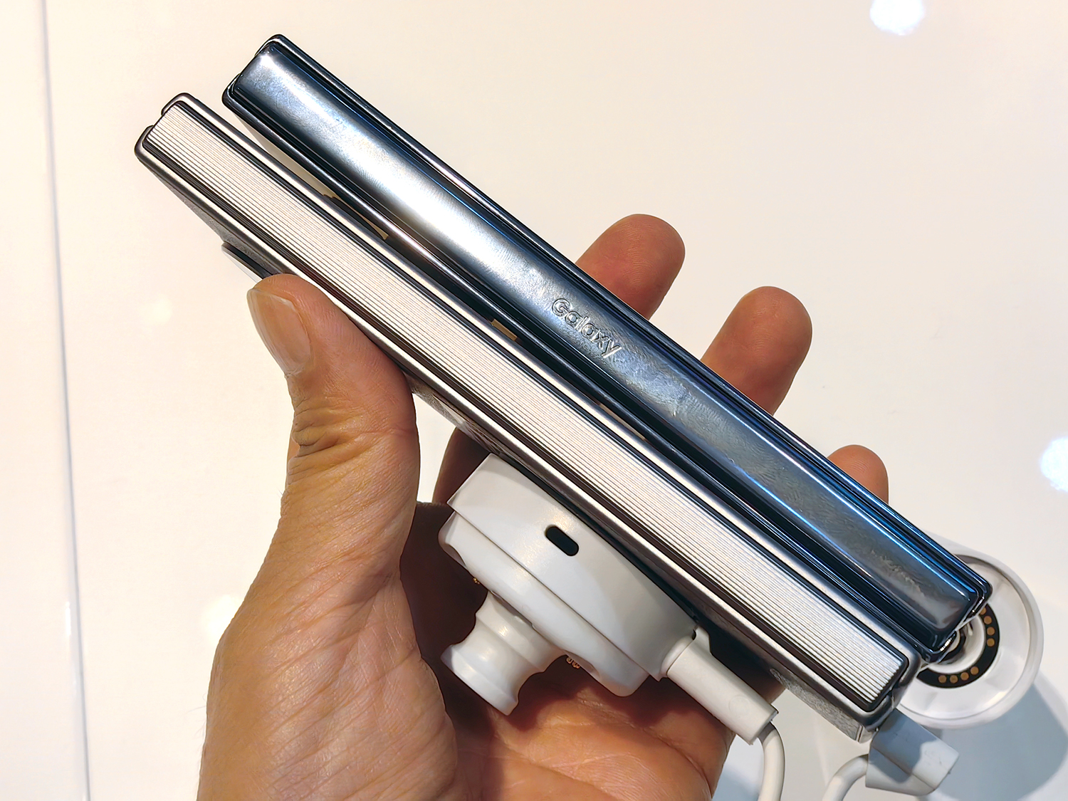 Phantom V Foldが下、Galaxy Z Fold4が上