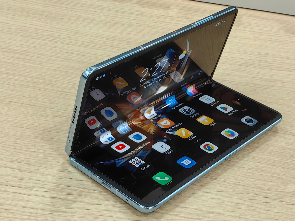 Galaxy Z Fold4」とHONOR、Tecnoの折りたたみスマホを比較して