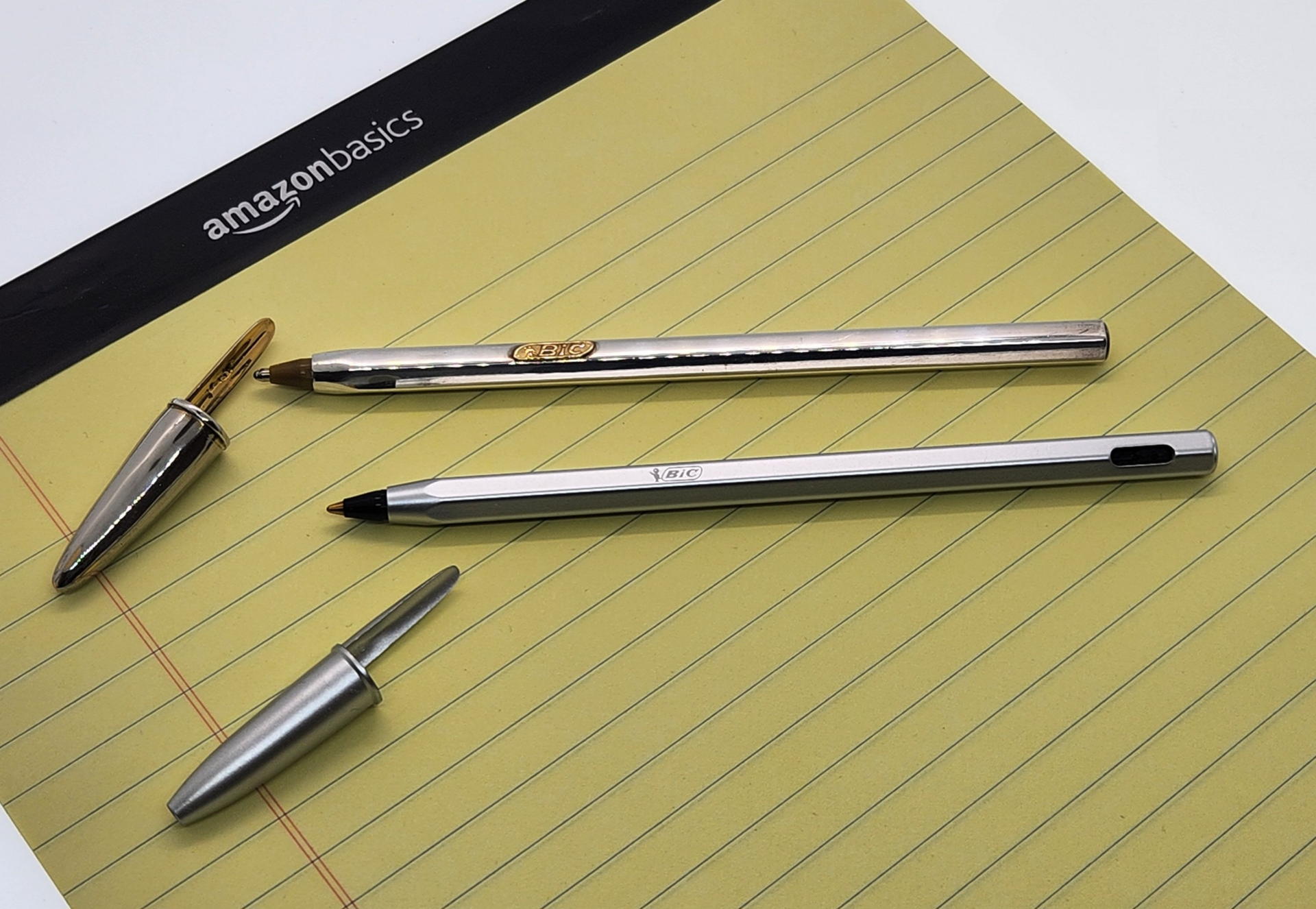 今回購入したCristal Re′New（下）とスターリングシルバー（純銀度92.5％：重さ45g）のBIC（上）キャップはゴールドメッキだったが経年変化で剥げてきた