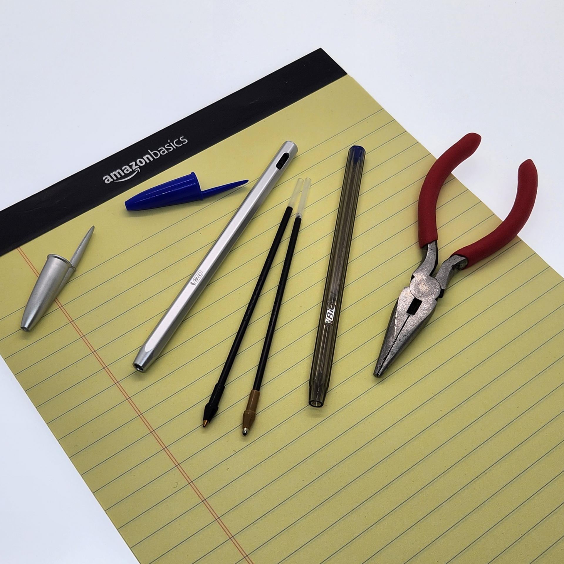 Cristal Re′Newのスライドスイッチで芯を取り出し、ペンチで超極太BICから芯を取り出して交換した。圧倒的な1.6㎜径のボール（右）でヌルヌルとインクの出てくるEXTRA BOLD（超極太）のBICが好きだ