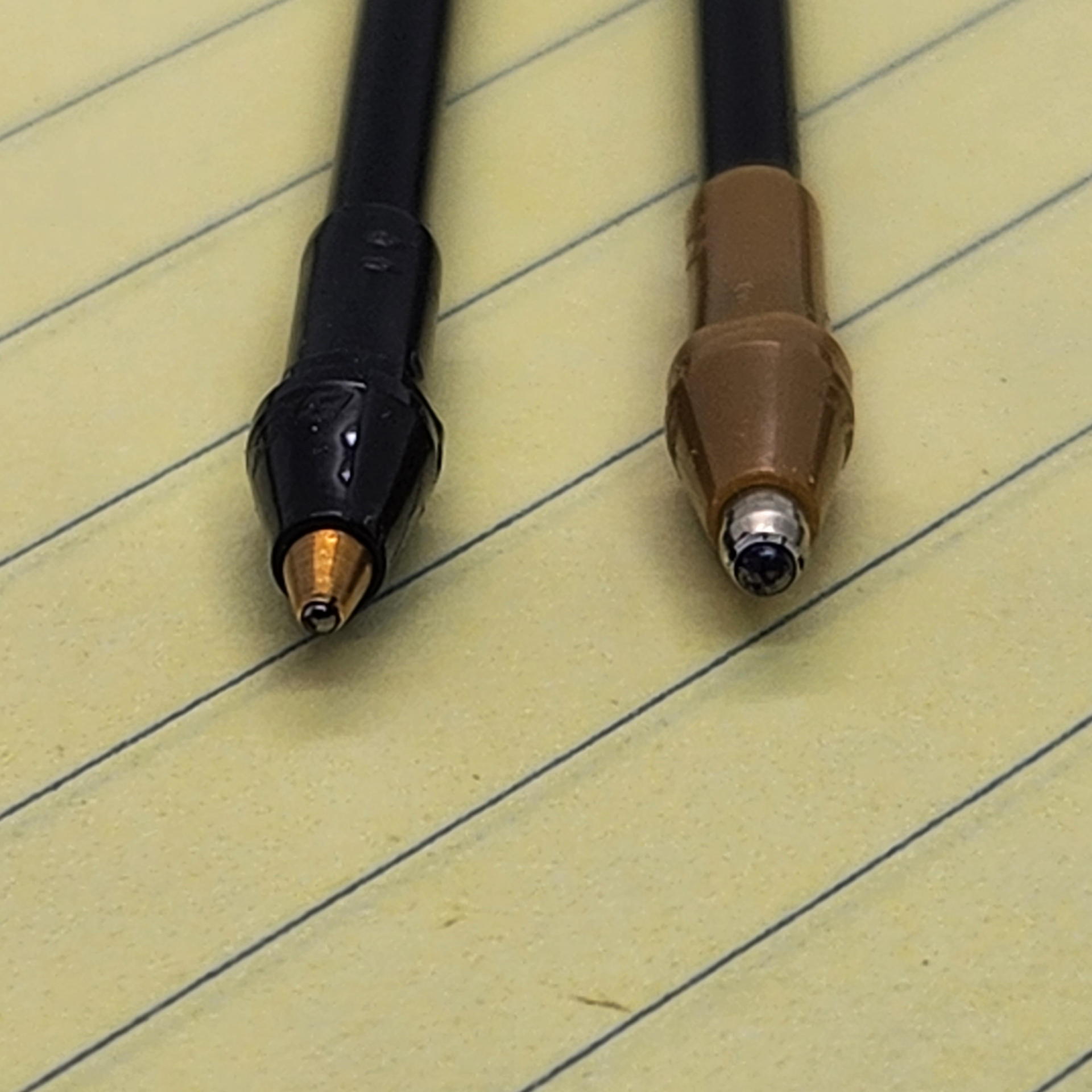 Cristal Re′Newのスライドスイッチで芯を取り出し、ペンチで超極太BICから芯を取り出して交換した。圧倒的な1.6㎜径のボール（右）でヌルヌルとインクの出てくるEXTRA BOLD（超極太）のBICが好きだ