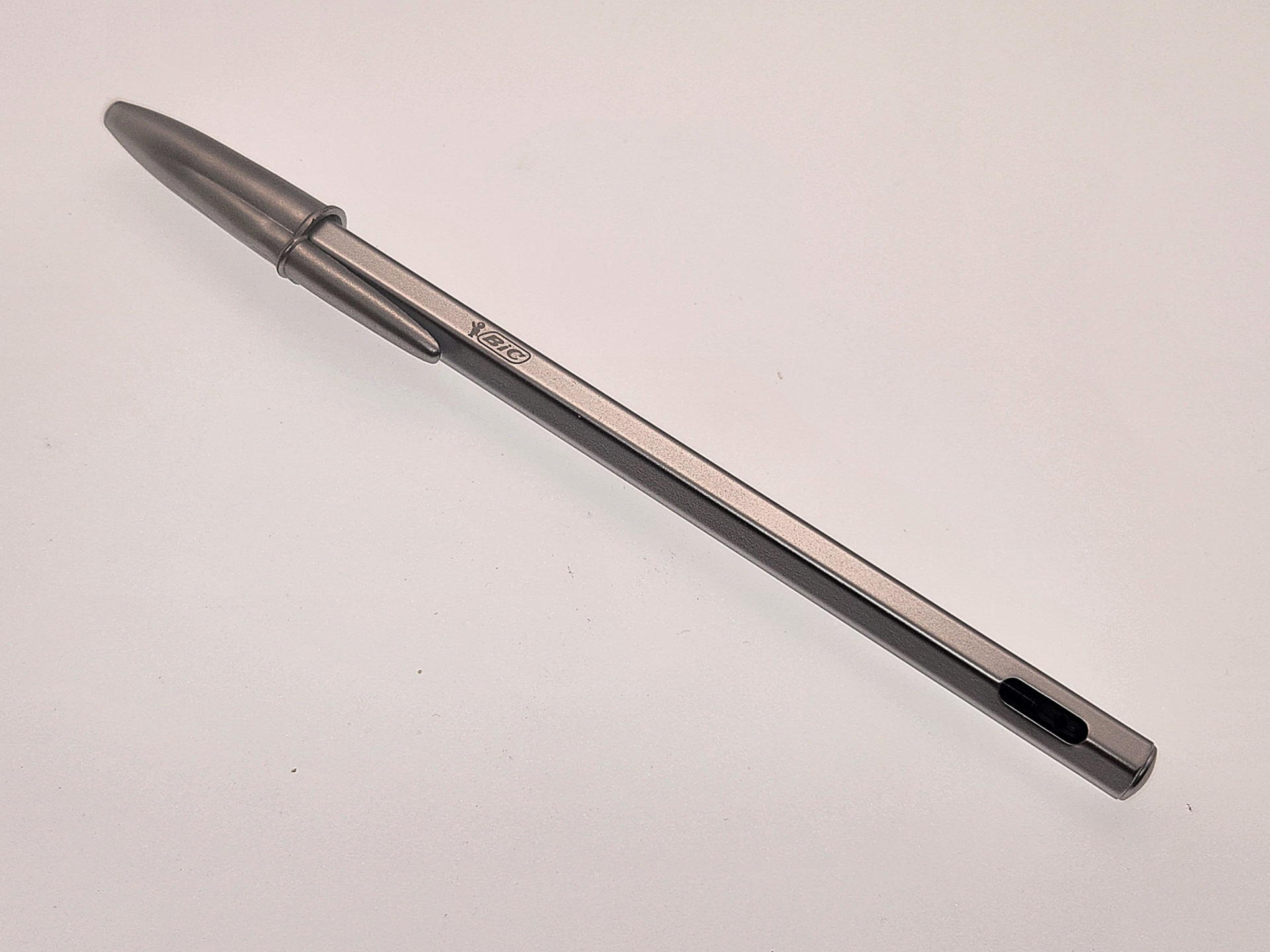 Cristal Re′Newはちょっとマットな表面のアルミニウムの胴体部分が嬉しい