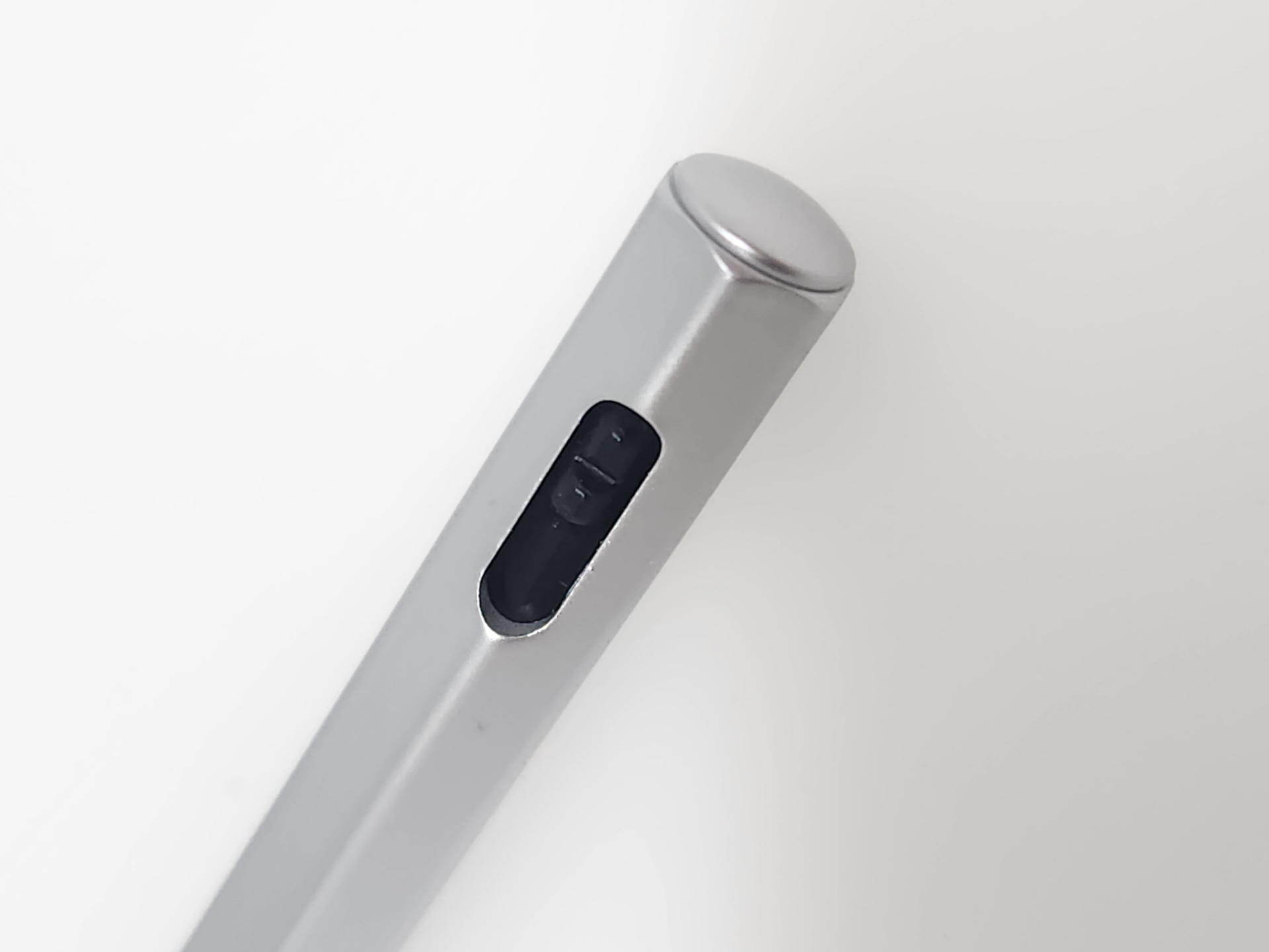 テールに近い部分にあるスライドスイッチを指先でヘッド側に滑らせて芯の交換を行う「リフィラブル」BICだ