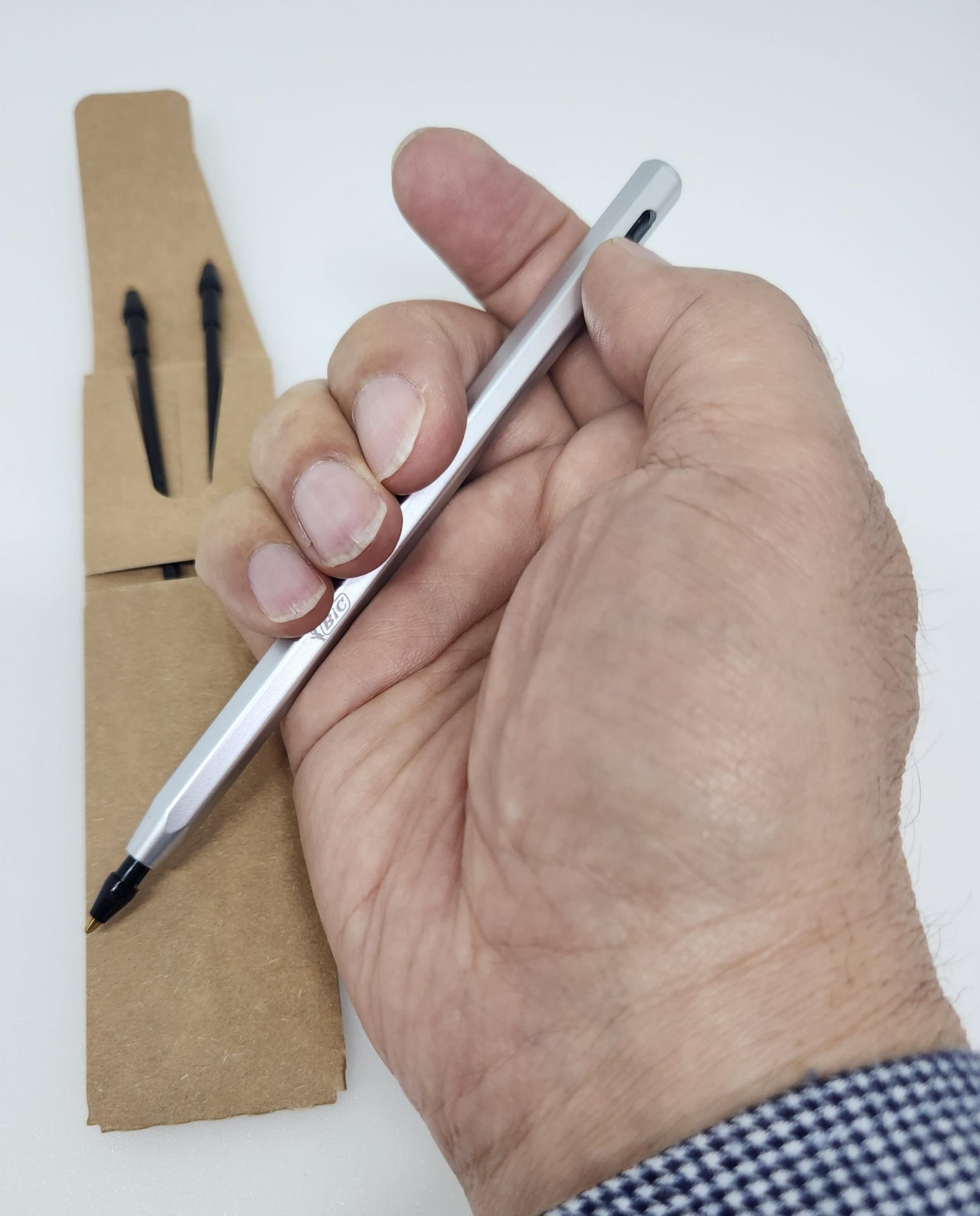 Cristal Re′Newのボックスには本体ボールペンとリフィル2本が同梱されている