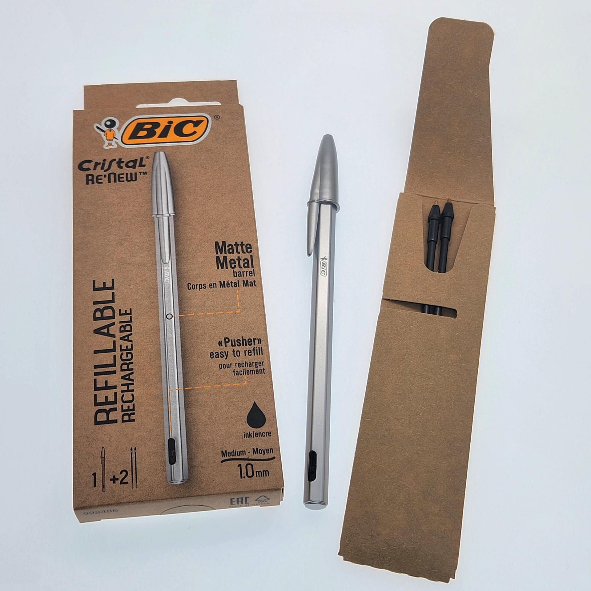 Cristal Re′Newのボックスには本体ボールペンとリフィル2本が同梱されている