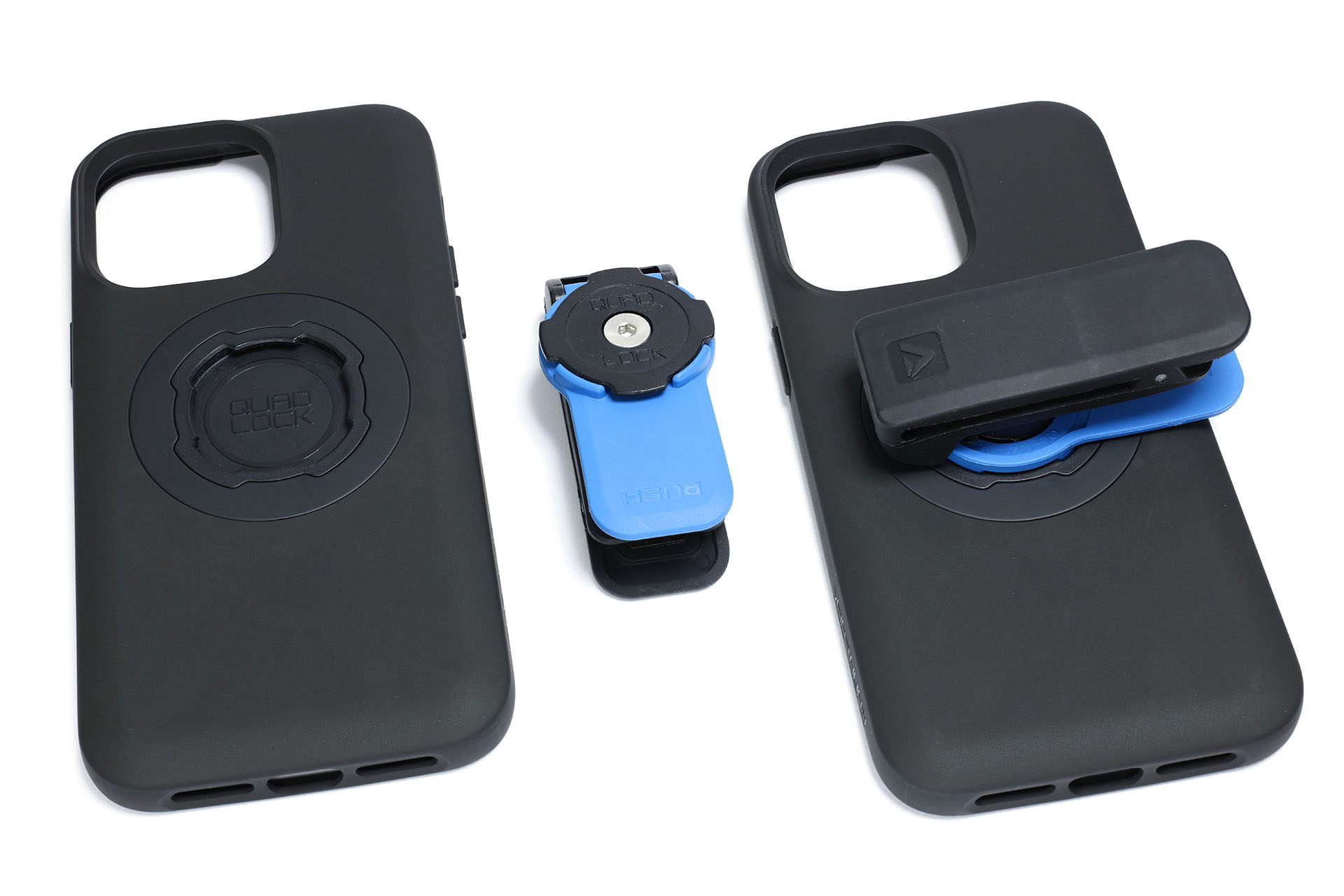 新登場のQUAD LOCK MAGは、従来のQUAD LOCK用の各種マウントなどアクセサリーのほとんどをそのまま使用できる。写真は<a href="https://quadlockjapan.com/collections/all-items/products/qlm-blt-3" class="strong b">「バックパック&ベルトクリップV3」</a>とそれを装着した様子。ケース背面独自構造とマウントは合体して一体化する。