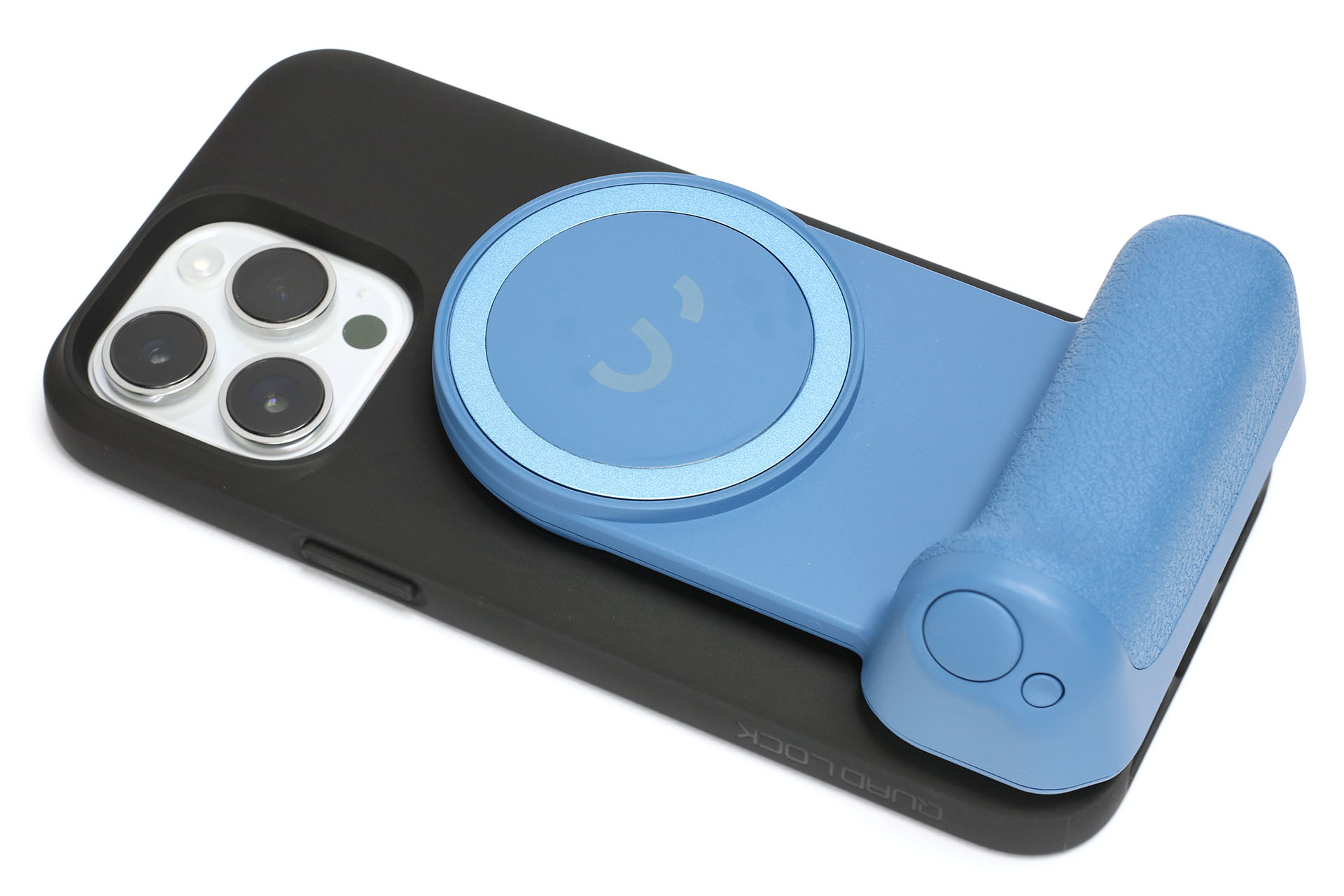 撮影用BluetoothシャッターのShiftCam「SnapGrip」を装着した様子。これはQUAD LOCK MAGとSnapGripとMagSafeをマグネット吸着で装着している。ケース背面独自構造＋マウントのような強固な合体ではないが、十分強くマグネット吸着している。