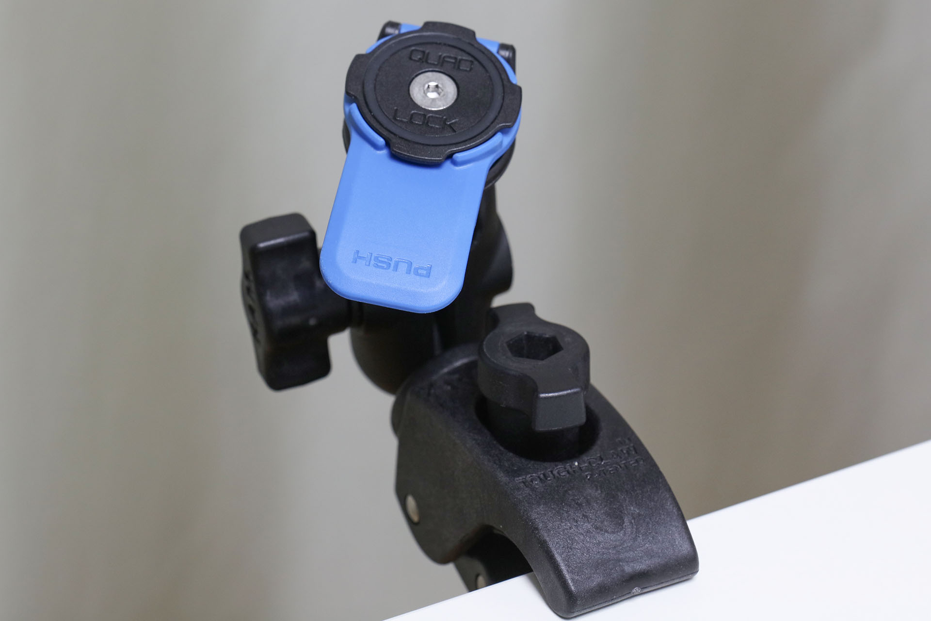 QUAD LOCKのマウントの一例。マウントやアームは各種あり、用途に応じて構成できる。これはQUAD LOCKマウントをRAMマウントアームに装着したもの。QUAD LOCKマウントは、従来のQUAD LOCKにも新しいQUAD LOCK MAGにも対応している。