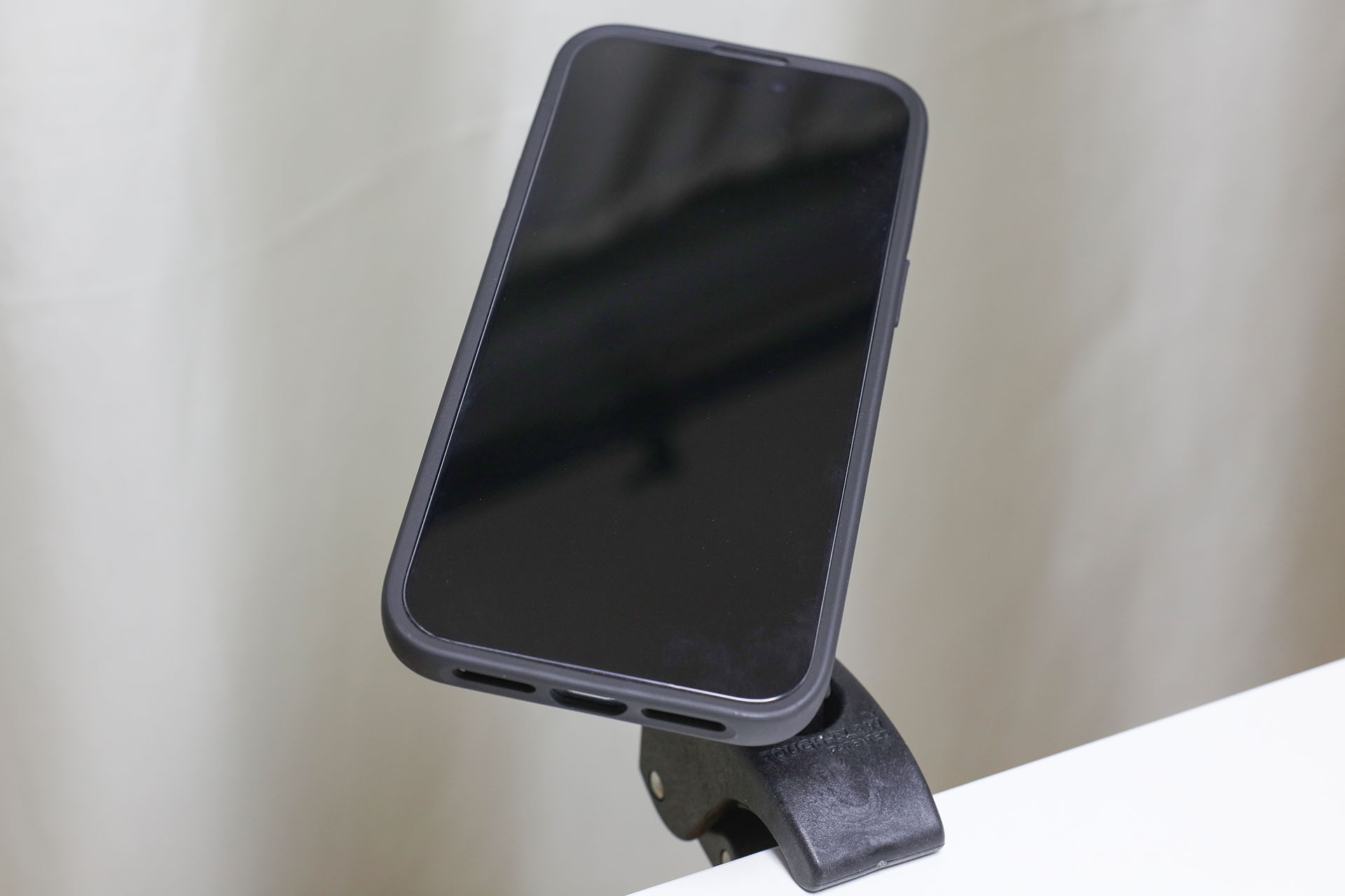 端末背面とマウントが嵌まった感じがしたら、端末を45°回転させ、縦位置もしくは横位置まで回すと固定される。以降は端末は回せなくなりマウントから外せない。