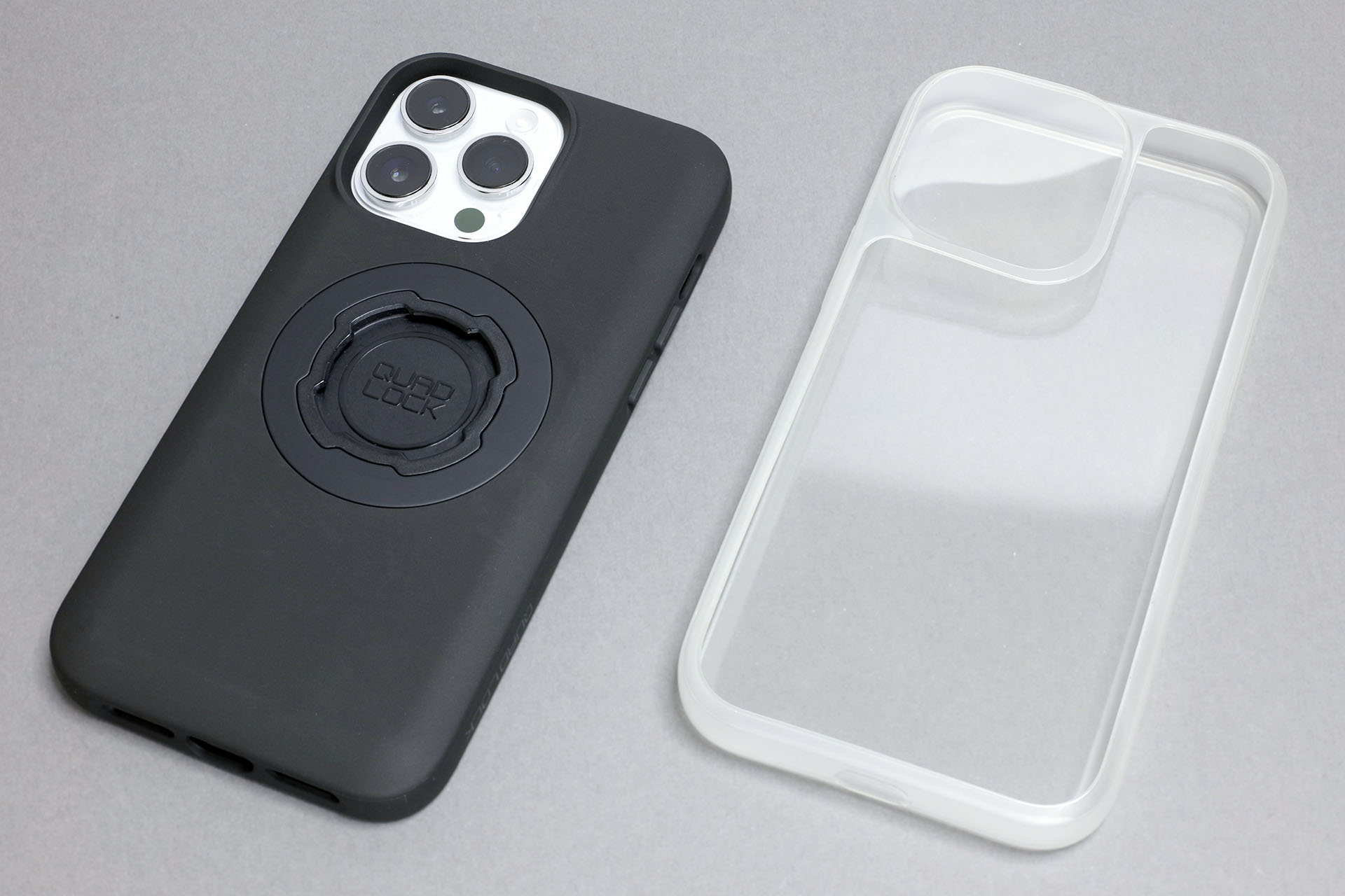 QUAD LOCKのレインポンチョは、QUAD LOCKケース用の「雨天用カバー」。透明で画面表示が見えたりカメラも一応使えたりする。タッチ操作も可能。各端末ケースごとに発売されている。