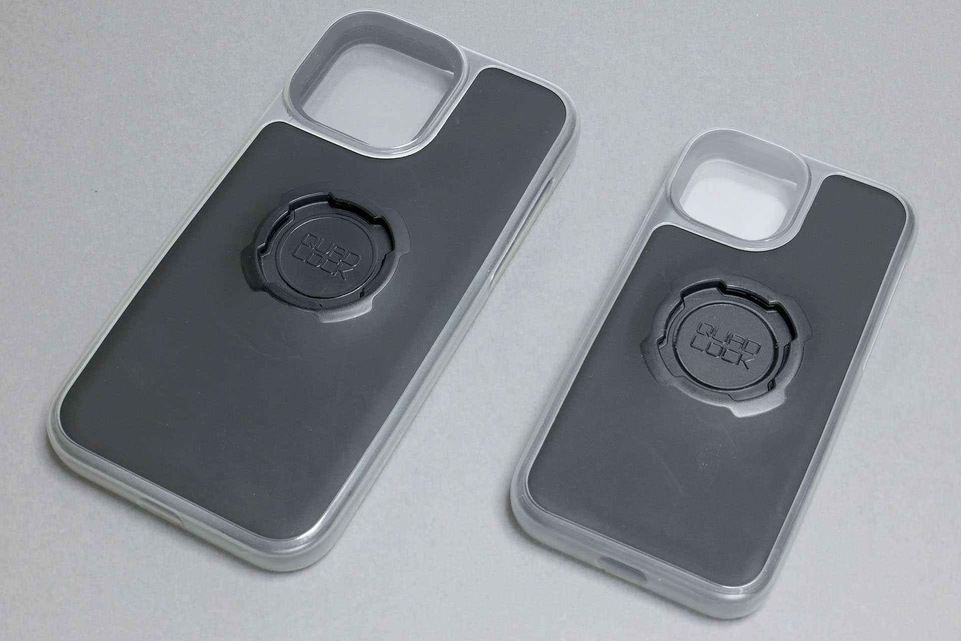 iPhone 13 Pro Max用とiPhone 13 mini用。それぞれQUAD LOCKケースに入れ、さらにQUAD LOCKケース用レインポンチョも装着している。ちなみにiPhone 13 Pro MaxとiPhone 13 miniは下取りに出したのでもう手元にない。