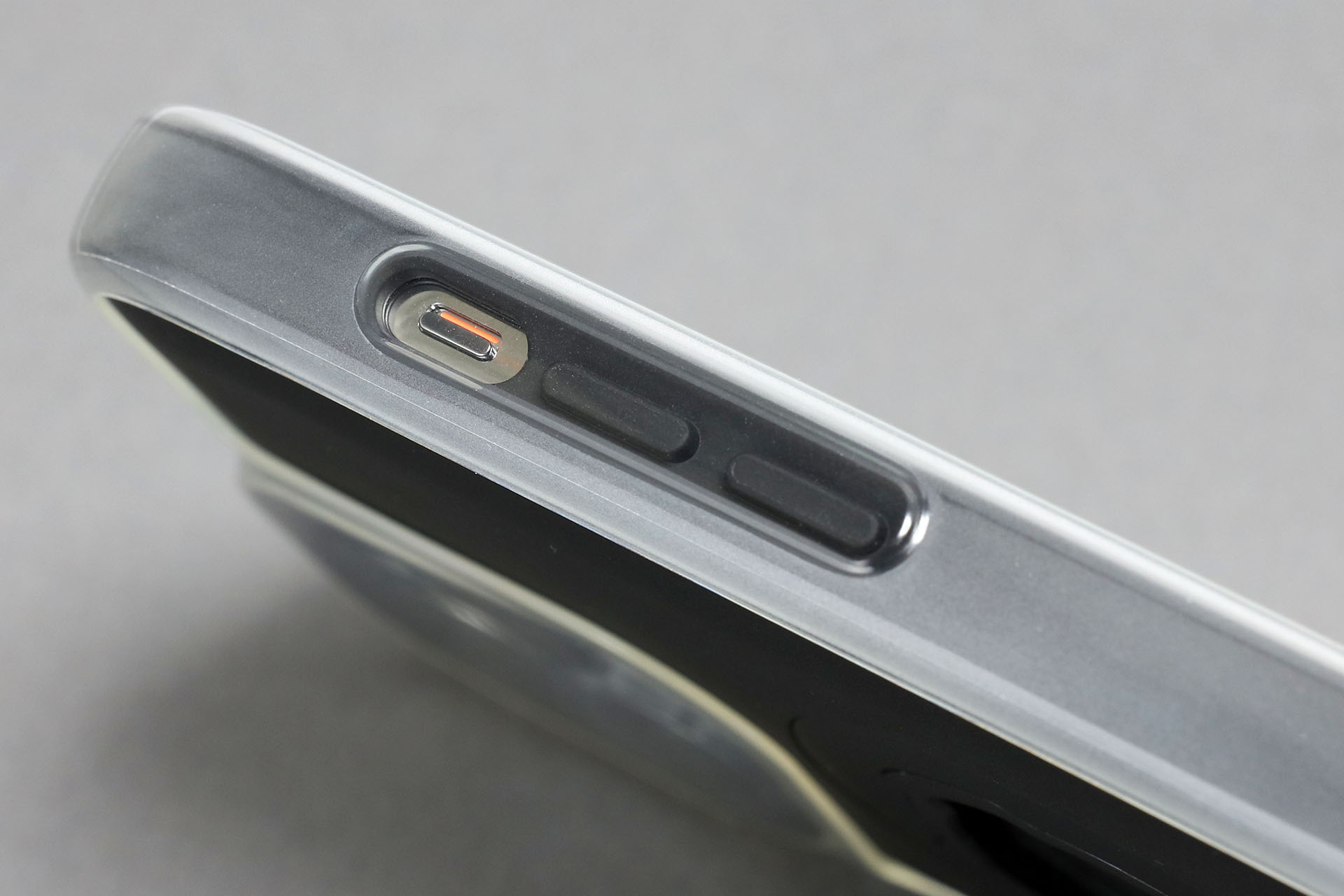 レインポンチョはボタンやスピーカーやカメラのレンズをカバーする。透明度が高いのでそのまま写真を撮っても「まあまあ高画質」になる。光の加減によっては被写体に白っぽさが加わり、若干ソフトフォーカスっぽくなる（紗がかかる）が。