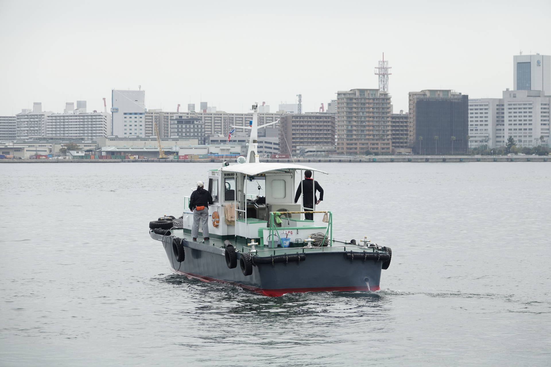 ドローンを監視するための船も運行する