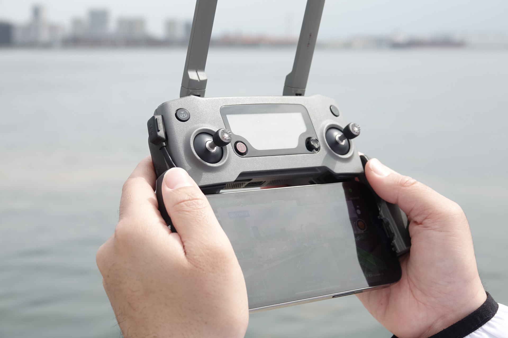 ドローンのコントローラー