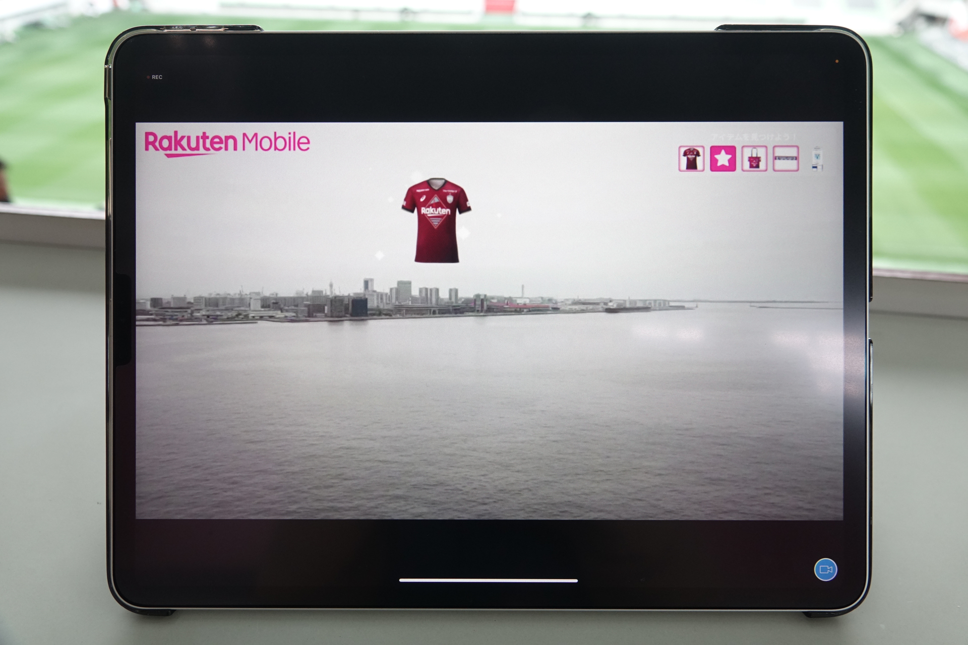 アイテムボックスから現れたチームユニフォーム。「ゲーム性が高すぎると観光に集中できなくなってしまうので、そのあたりのバランスは課題」という