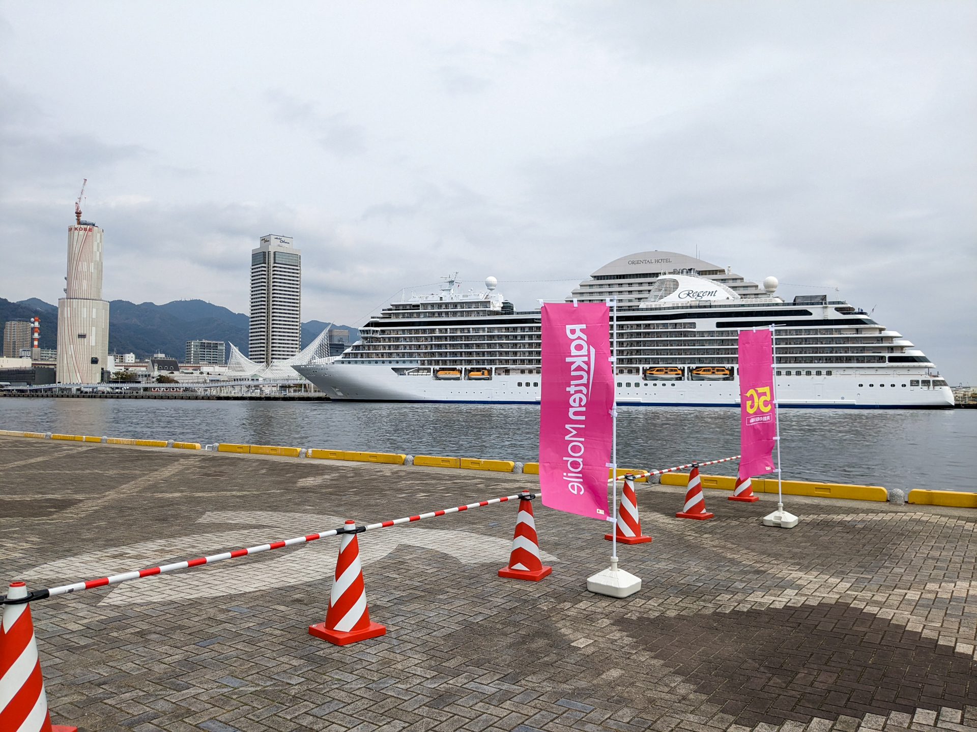 ハーバーランド。神戸ポートタワーは改修工事中で、シートがかけられている