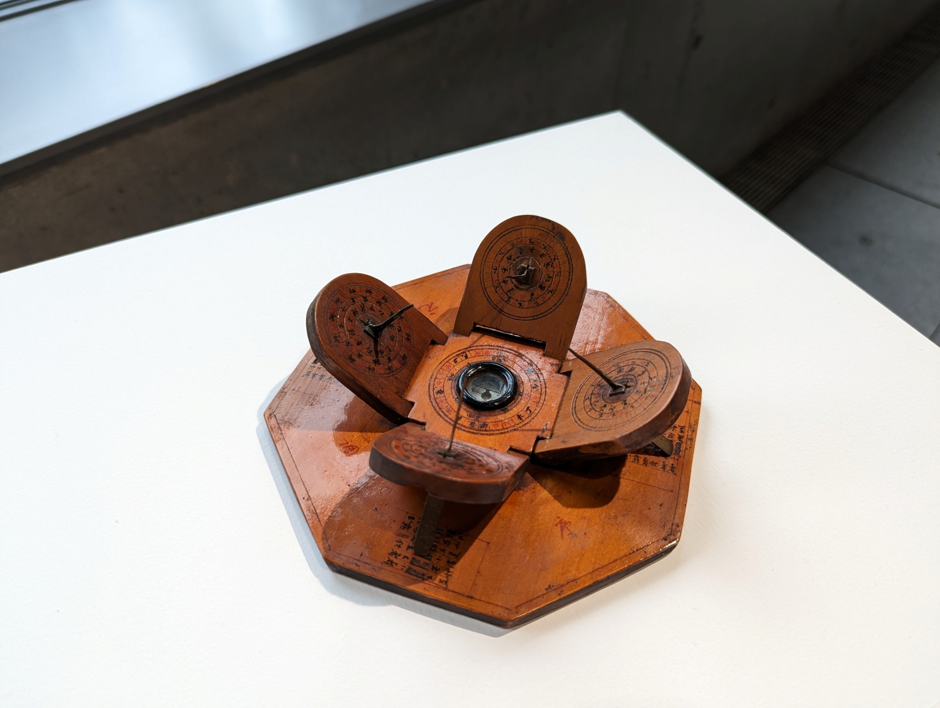 日時計（現代美術家 宮島達男氏）