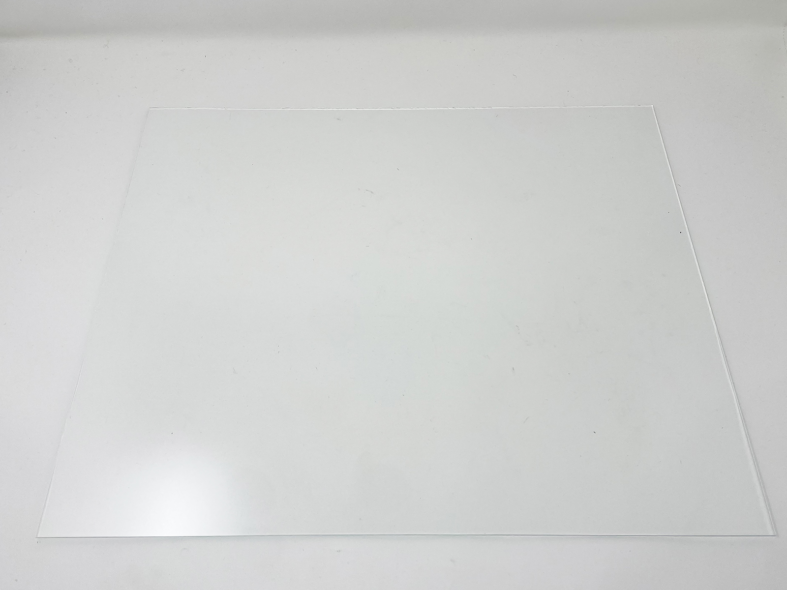 ガラス板のみで撮影。透明なので微妙ですが、左下のあたりで照明を拡散しているのがわかっていただけますでしょうか。