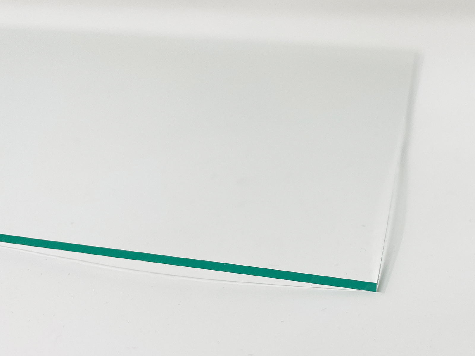 薄さは2.0mmほど。ほぼ単なるガラス板なので慎重な扱いが求められます。