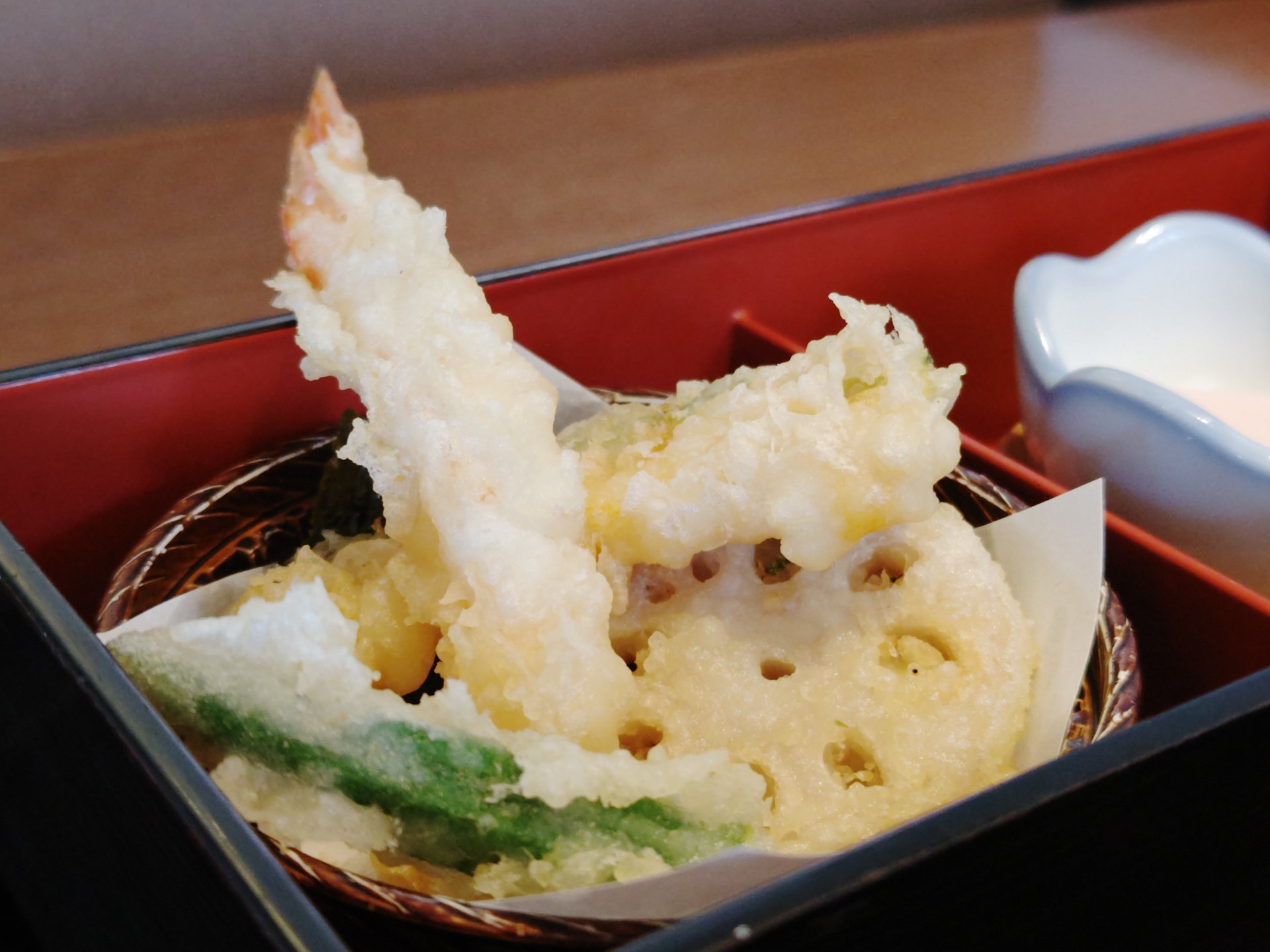 AQUOS R7で天ぷらの盛り合わせを撮影