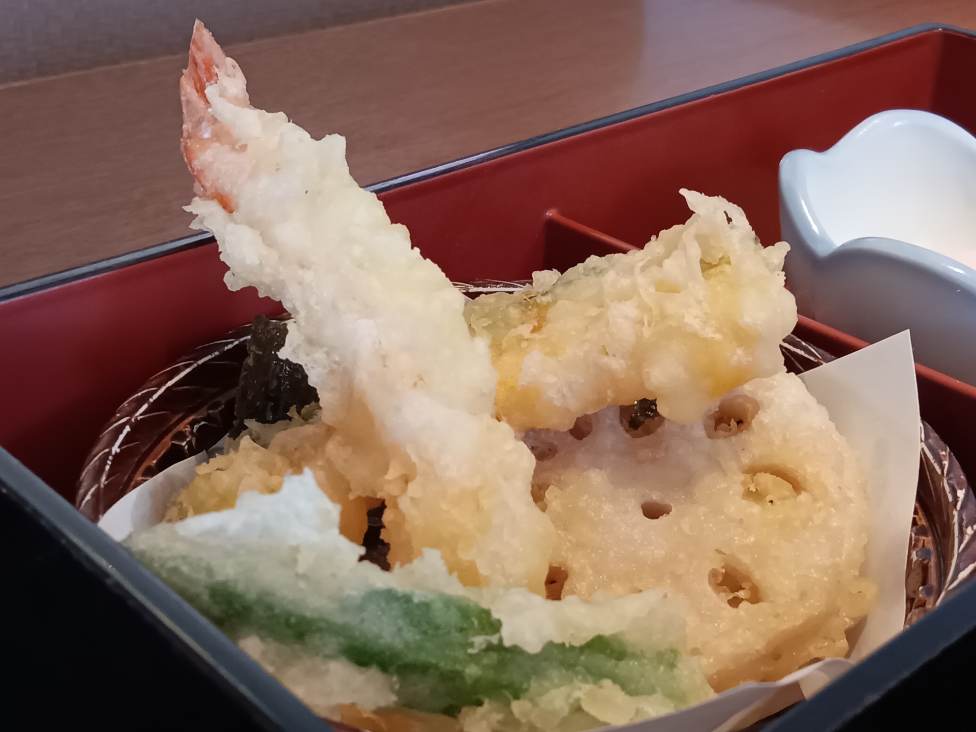 Libero 5G IIIで天ぷらの盛り合わせを撮影