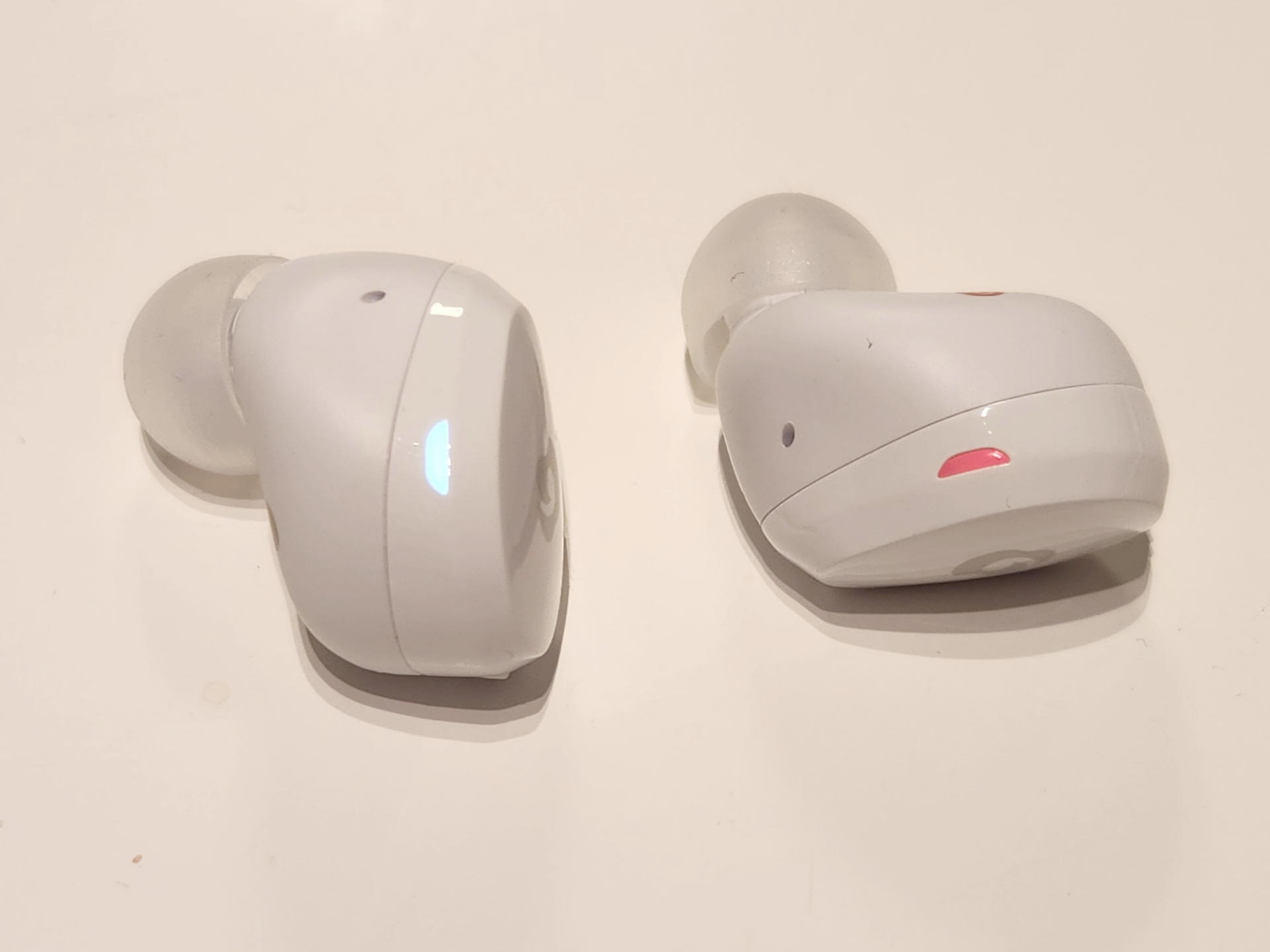 イヤフォン本体の小さなLEDでステータスを表示する