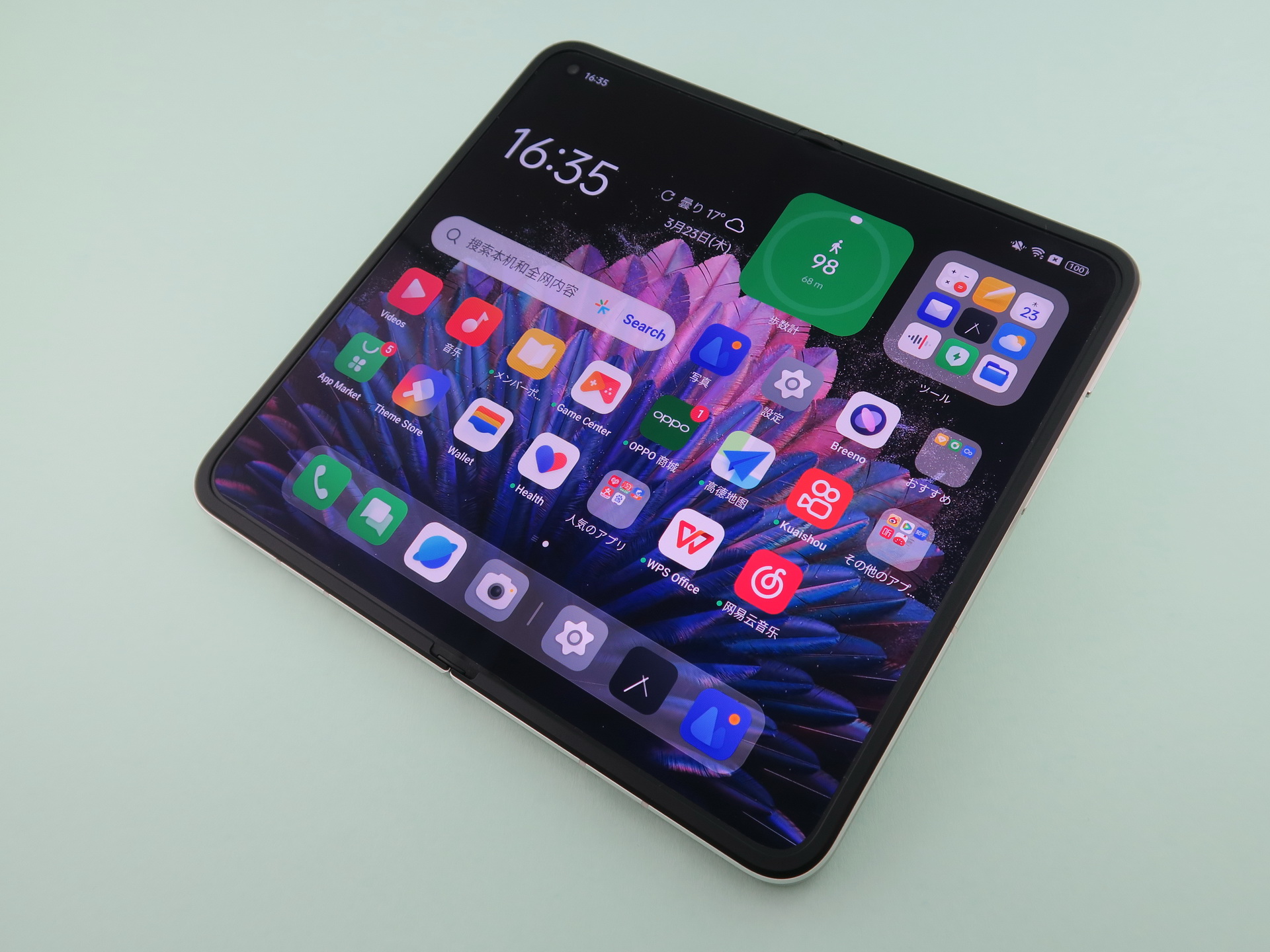 OPPO「OPPO Find N2」（グローバル版）、開いた状態：約132.2×140.5×7.4mm、閉じた状態：約132.2×72.6×14.6mm（厚さ）、重さ：233g（Black、GreenとWhiteは237g）、White（写真）、Black、Greenをラインアップ