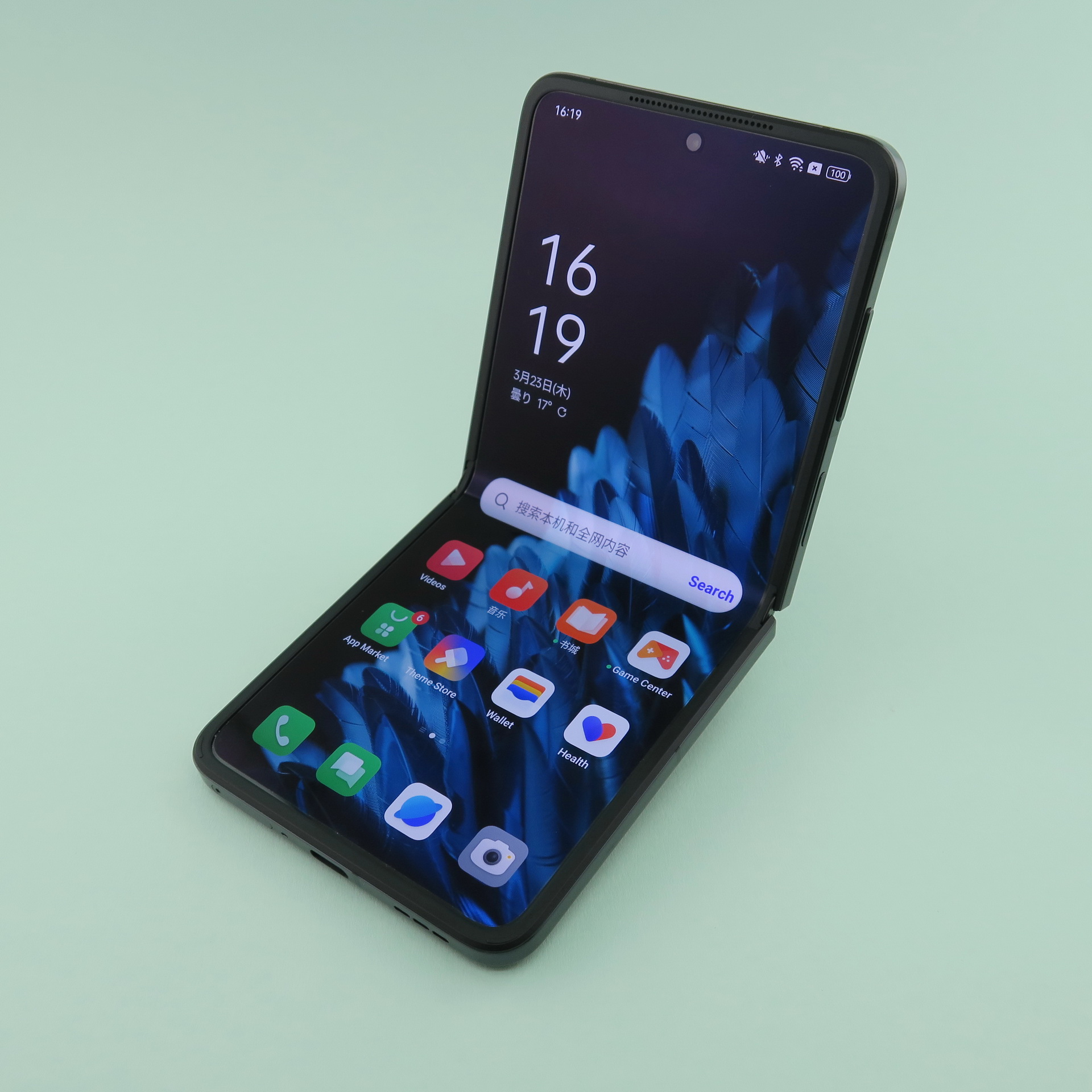 OPPO「OPPO Find N2 Flip」（グローバル版）、開いた状態：約166.2×75.2×7.45mm、閉じた状態：約85.5×75.2×16.02mm、重さ：191g、Black（写真）、Purple、Goldをラインアップ