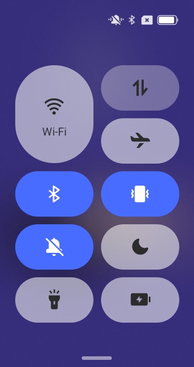 カバーディスプレイでも通知パネルを表示でき、Wi-Fiや機内モードなどを切り替えられる