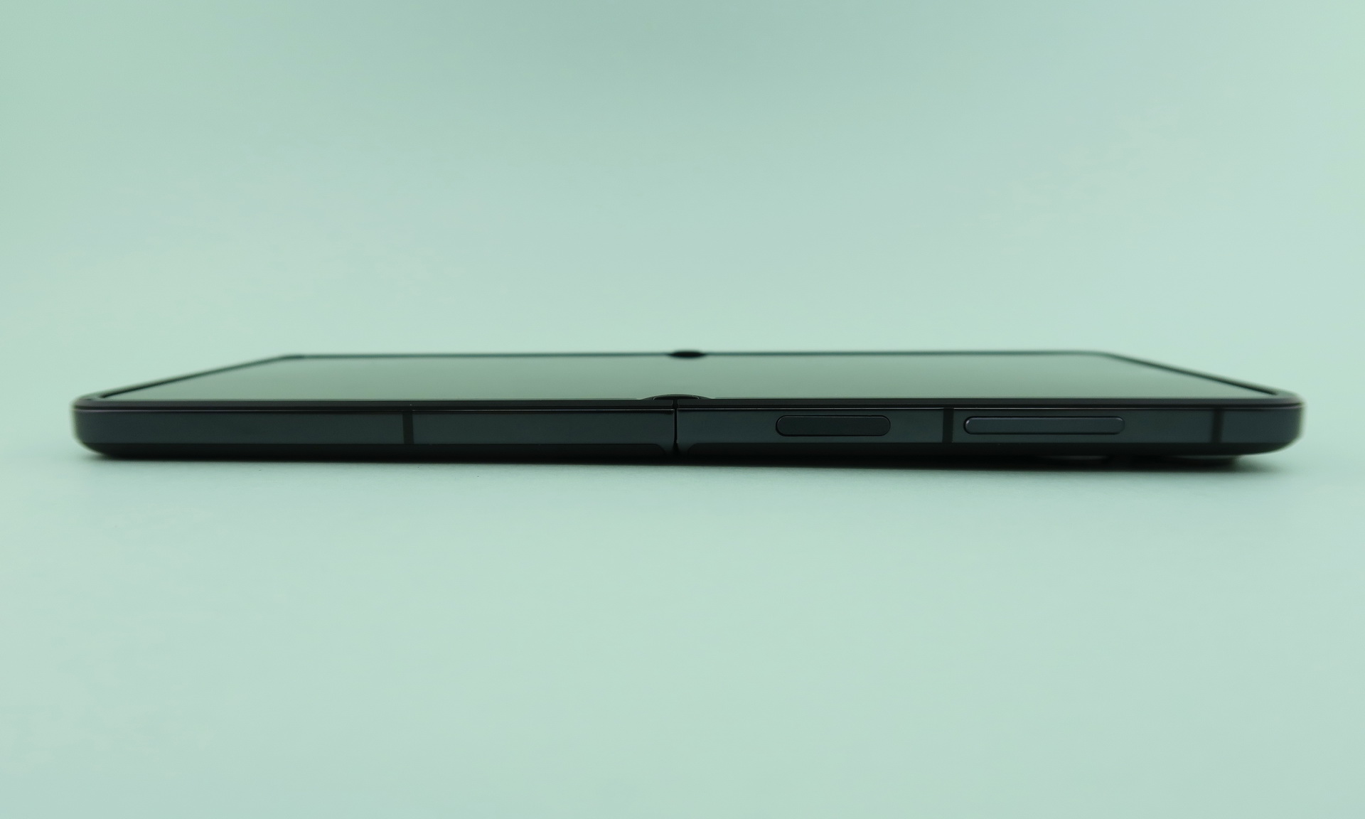 本体の上筐体（右側）には指紋センサー内蔵電源ボタン、シーソー式音量キーを備える