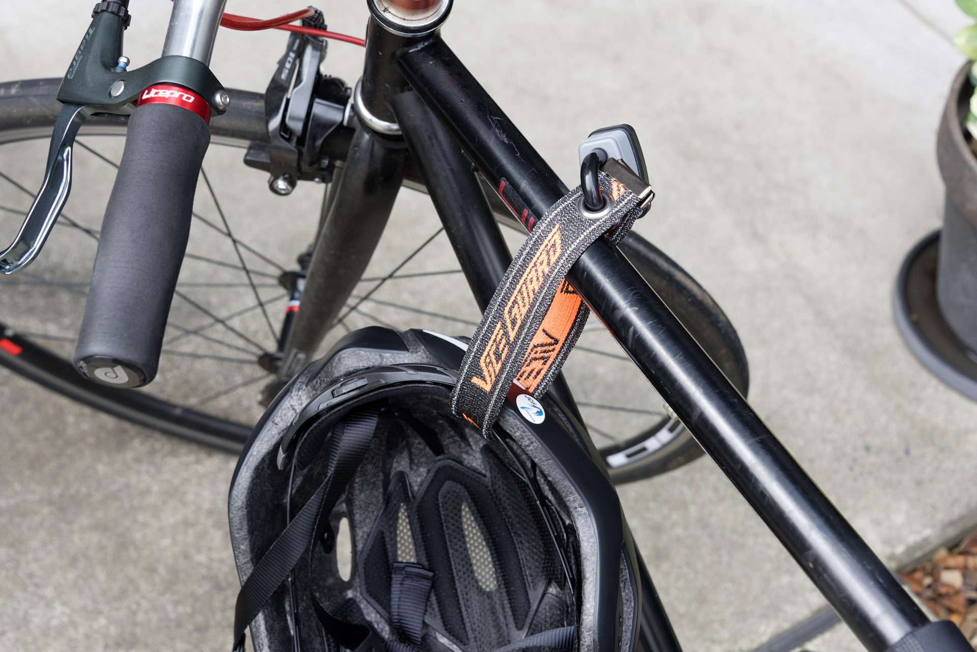 ヘルメットの穴と自転車のフレームを一緒にロック