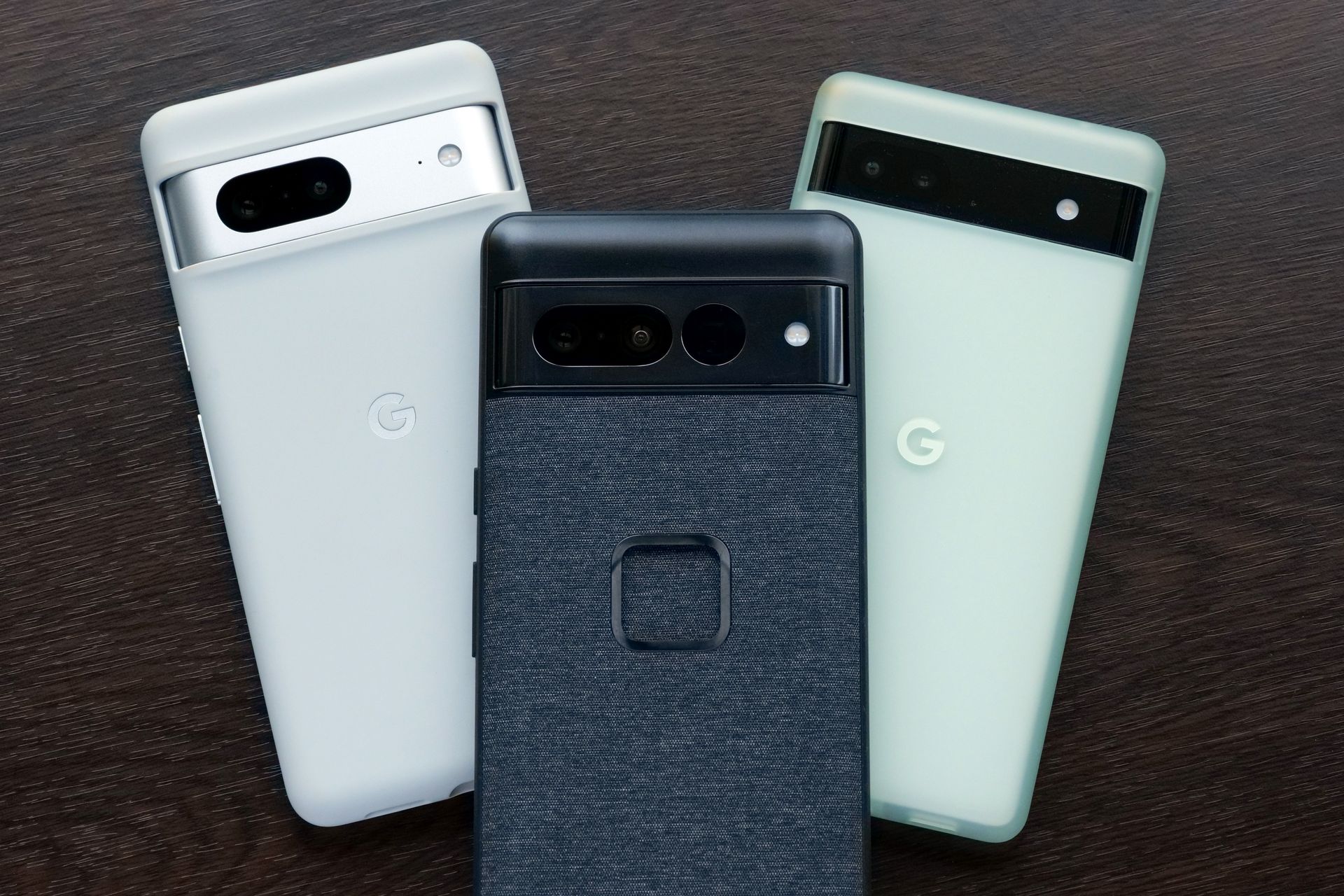 ケースを装着した愛用中の「Pixel」シリーズ3台