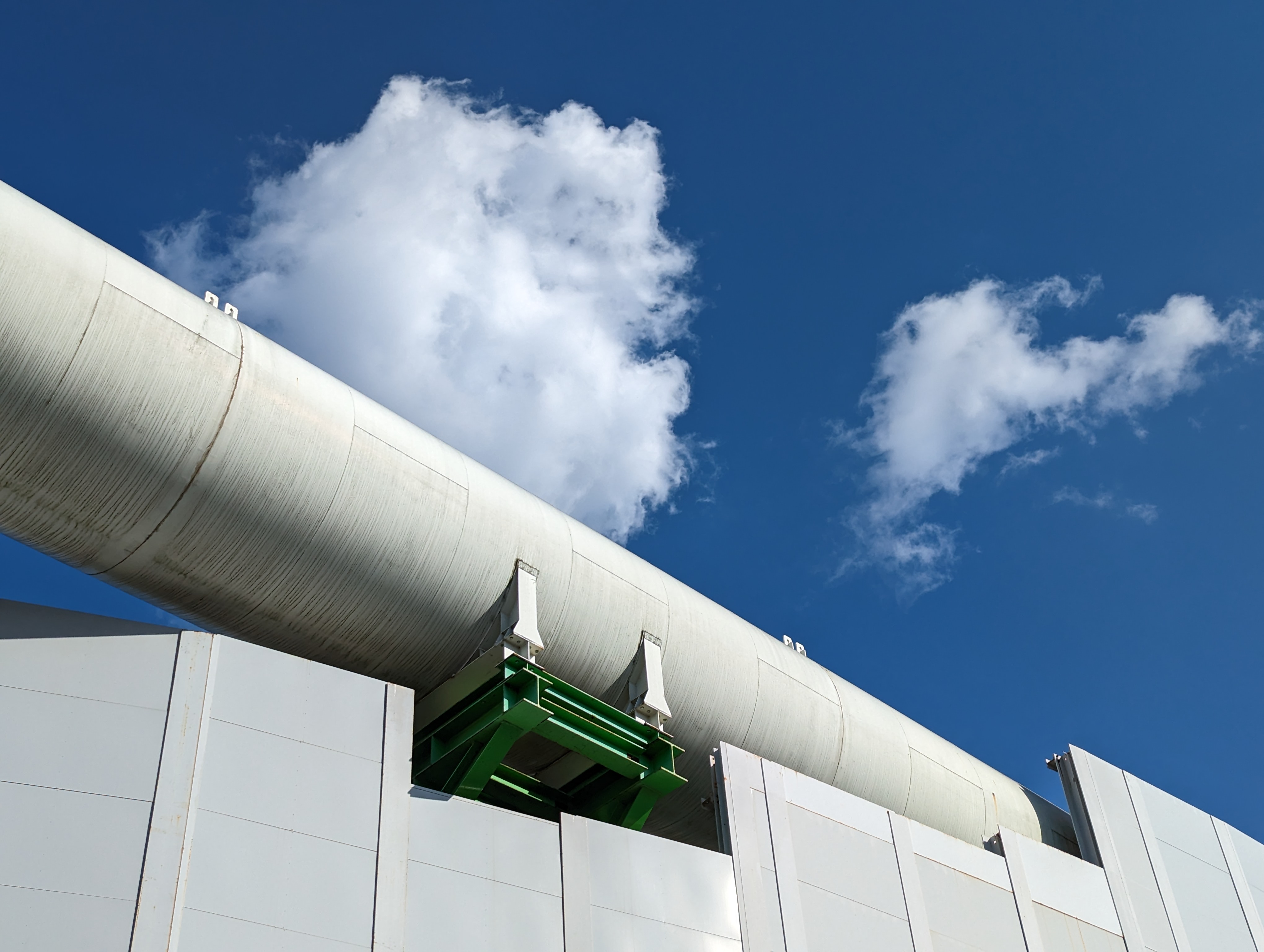 工事現場と青空。雲の立体感もさることながら、太いパイプの雨が滴った汚れ部分を克明に描ききっているのがスゴい。かなりの輝度だったが露出も正確で実にいい感じの明るさになった。