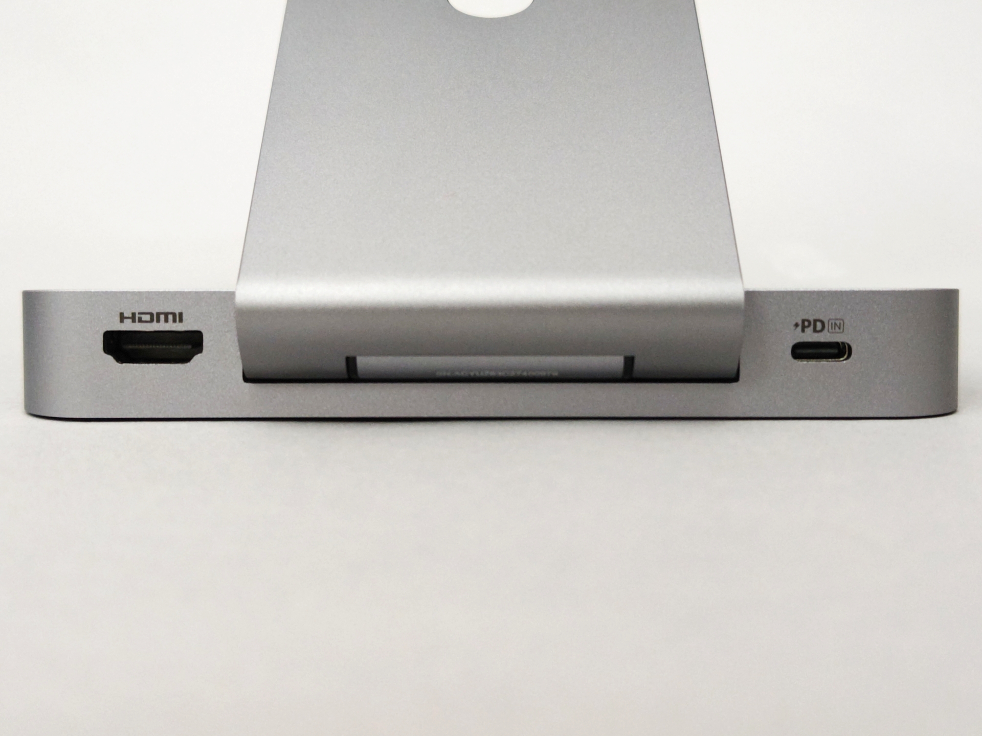 551 USB-C Hubの背面。左側にHDMIポートが、右側にPD対応の入力用USB Type-Cポートが見える