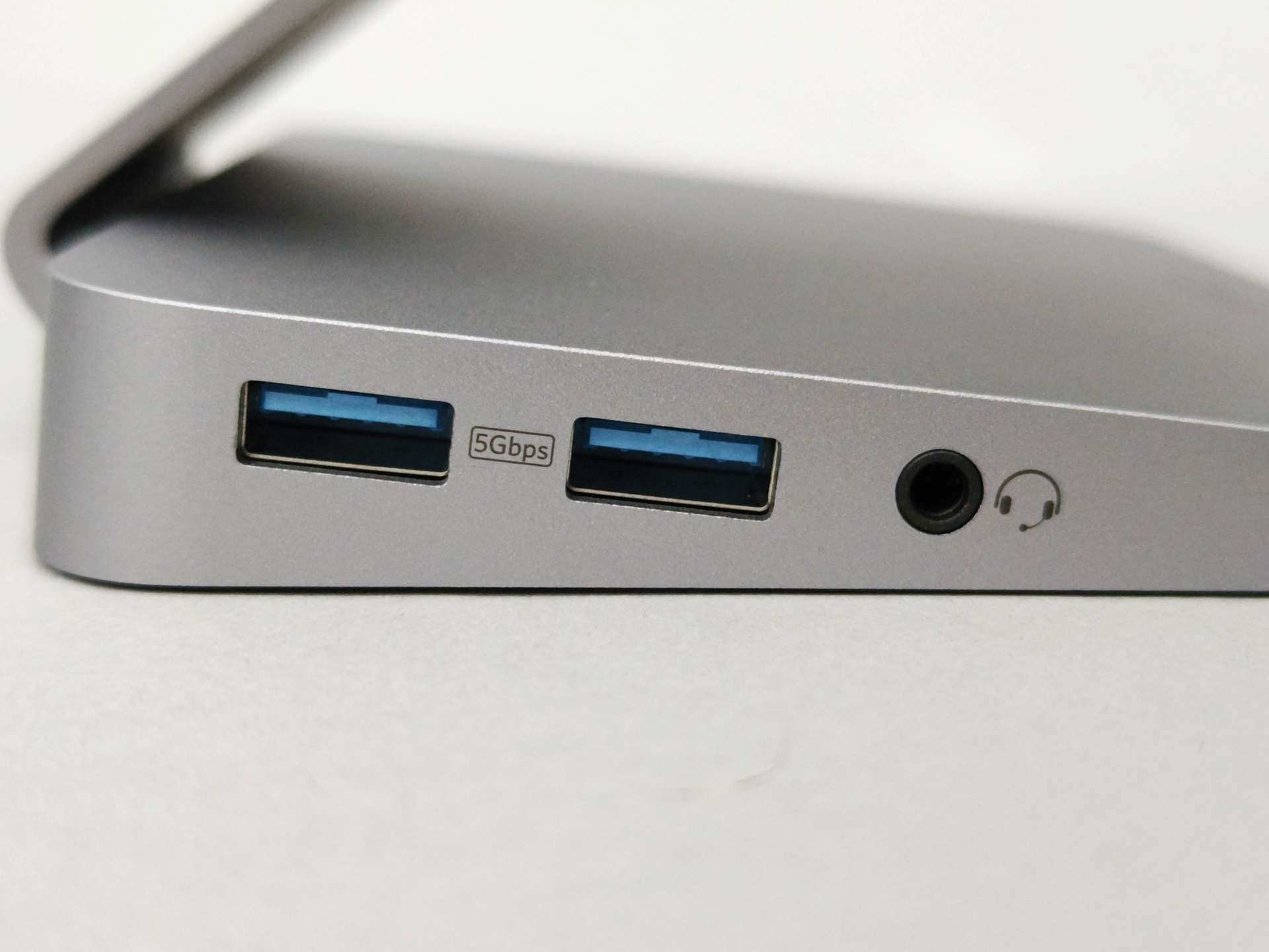 左側面にはUSB 3.1 Gen1 USBType-Aポートが2つ、3.5mmオーディオジャック