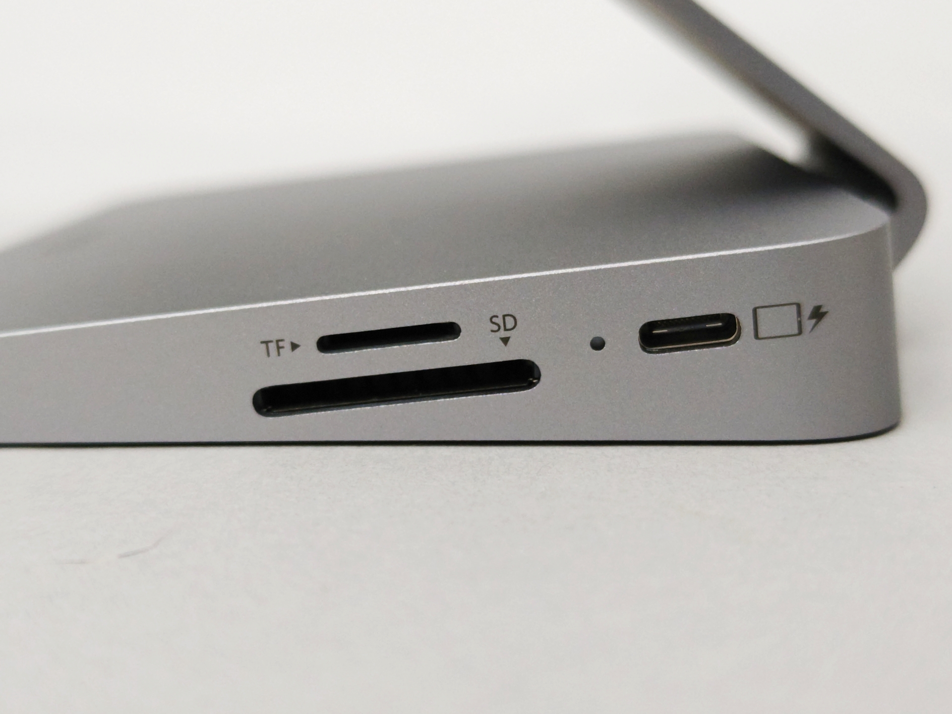 右側面にはmicroSD&SDカードスロットと端末からの入力用USB Type-Cポート
