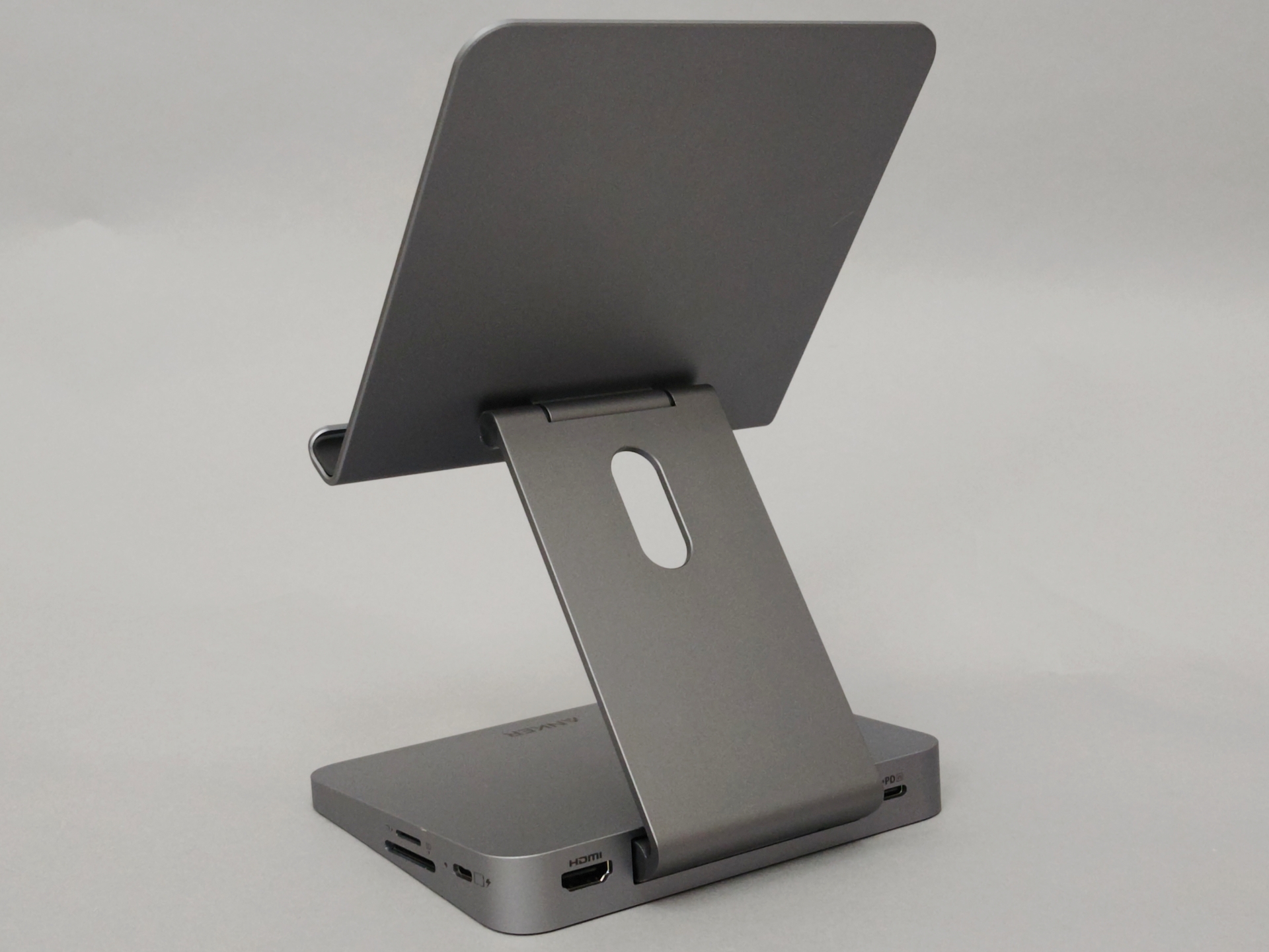 背面の外観。アルミニウム合金製で、高級感がある