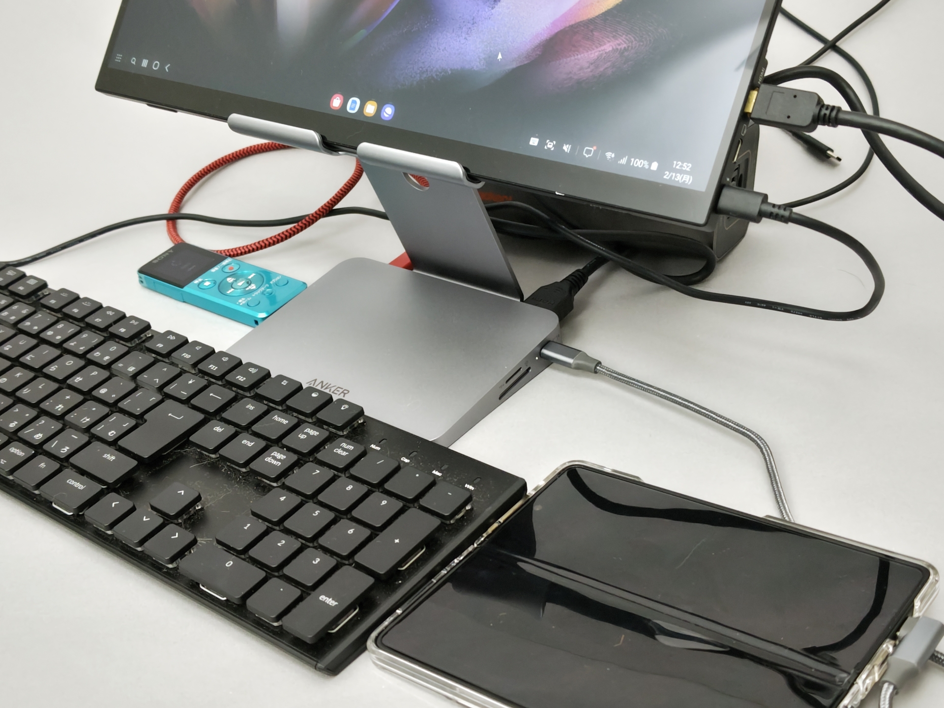 Galaxy Z Fold3 5Gをスタンドに載せたいところだが、タッチパッドとして使うため、下に置かざるを得ない