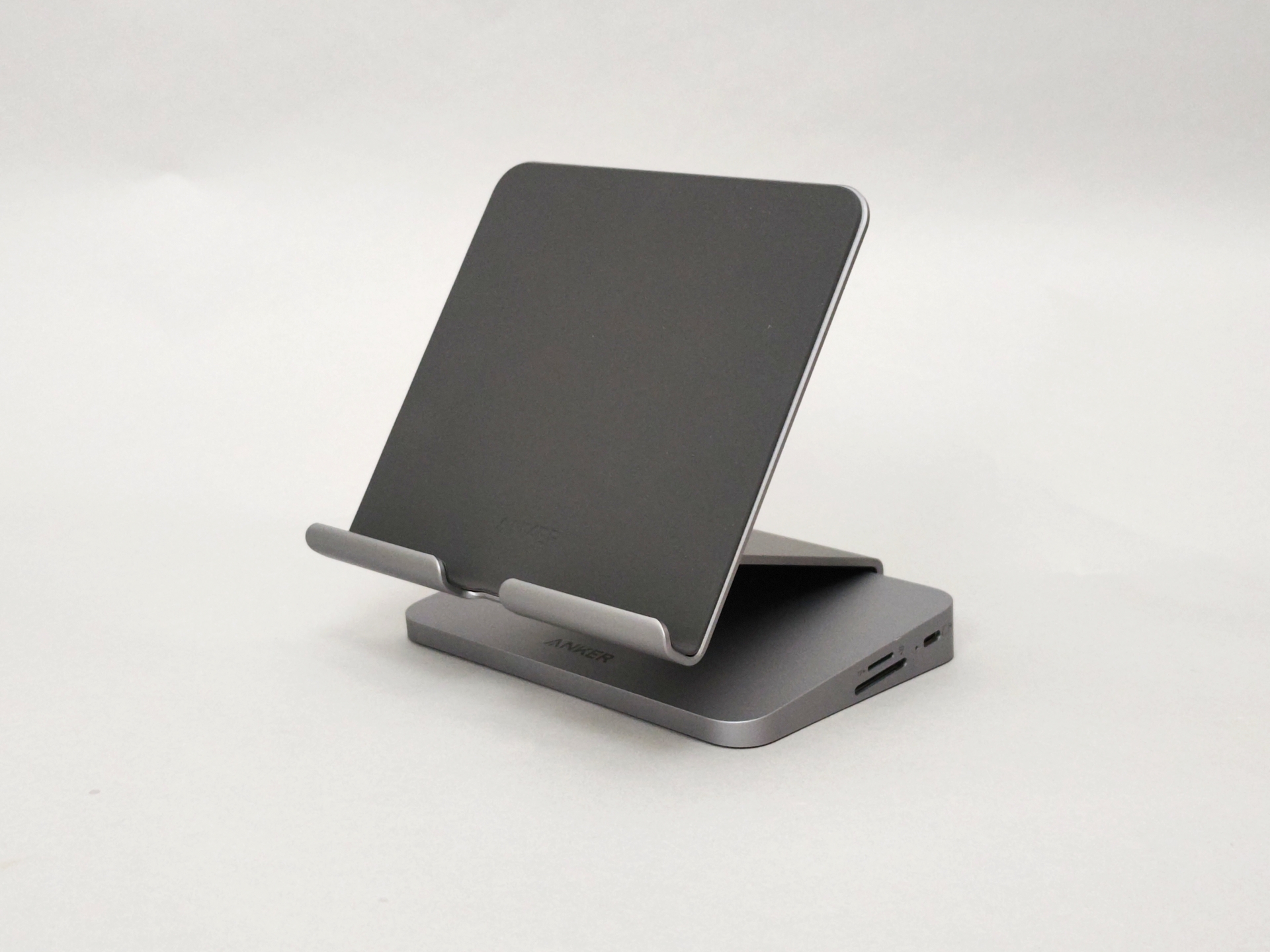 タブレットスタンドとして使うのであれば、下限はこれくらいか。台の天面からホルダー部まで約3cm