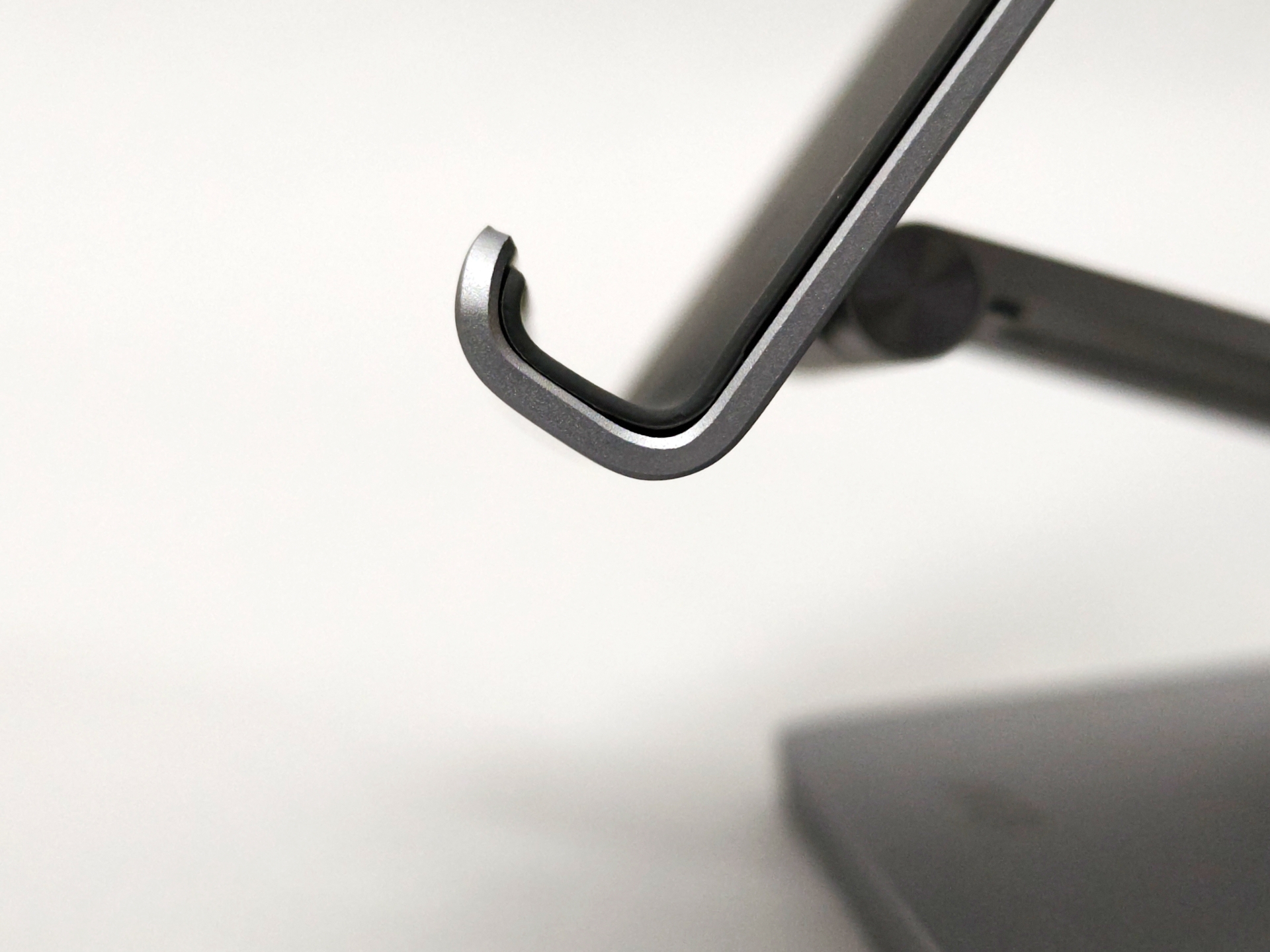 端末のホルダー部。Rを描いているので、正確な数値を測るのは難しいが、おおよそ10mmから12mmであった