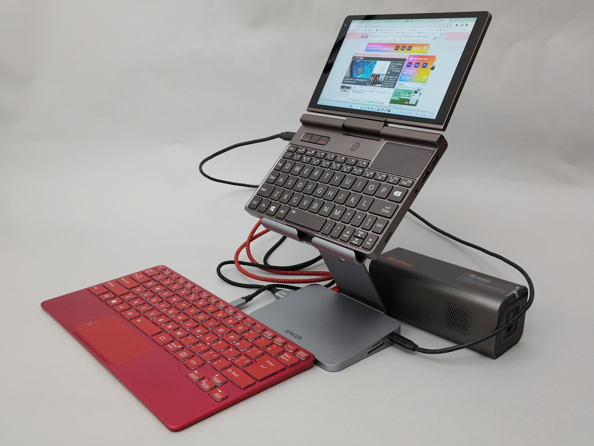 UMPCのひとつ、GPD Pocket3を載せて目線を上げてみた。約725gという軽さなので、使っているうちに次第に下がっていく……ということはない