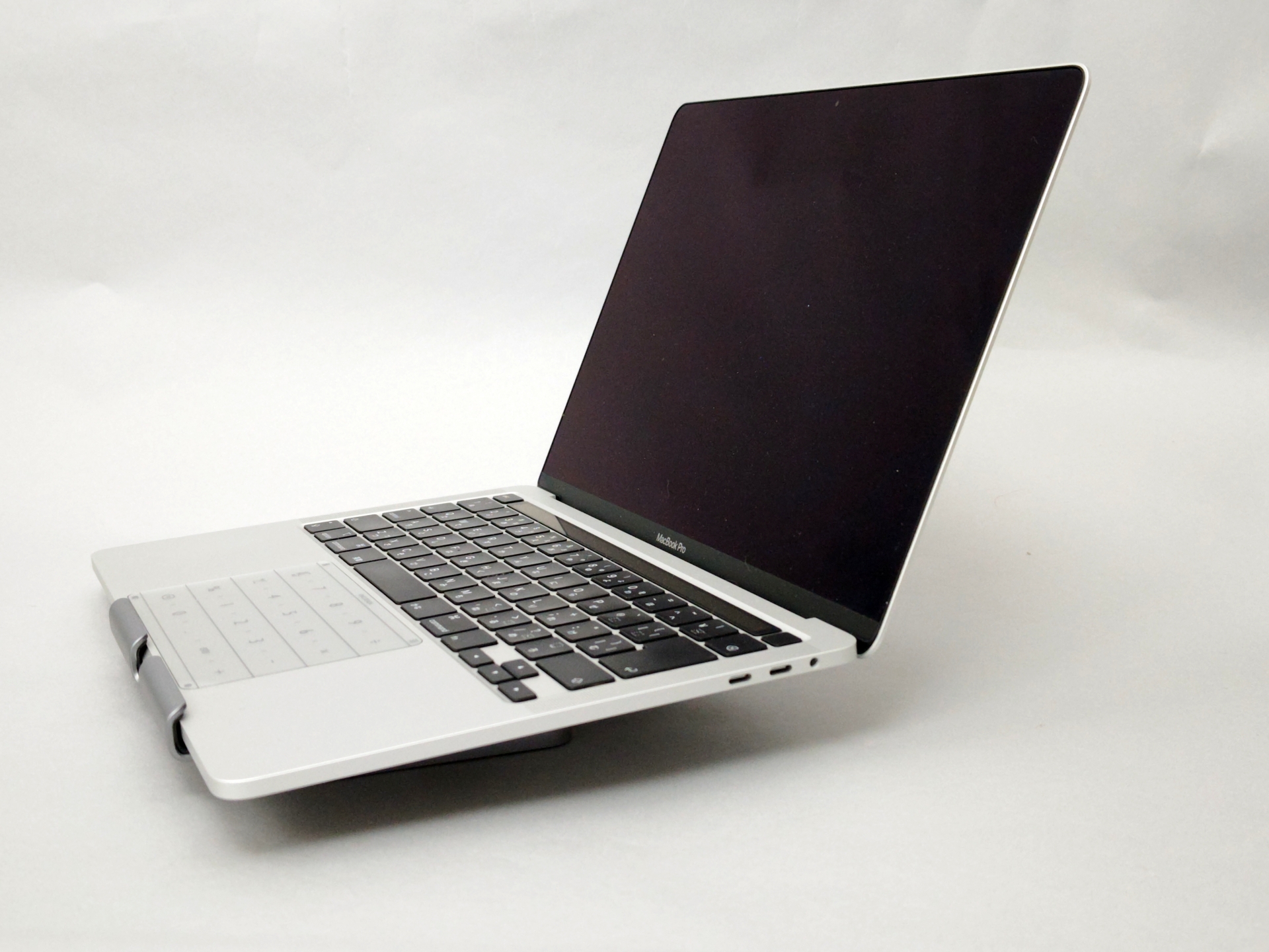 約1.4kgのMacBook Pro 13-inch（2020）では、少し角度を変えようとしただけで見事に沈んだ